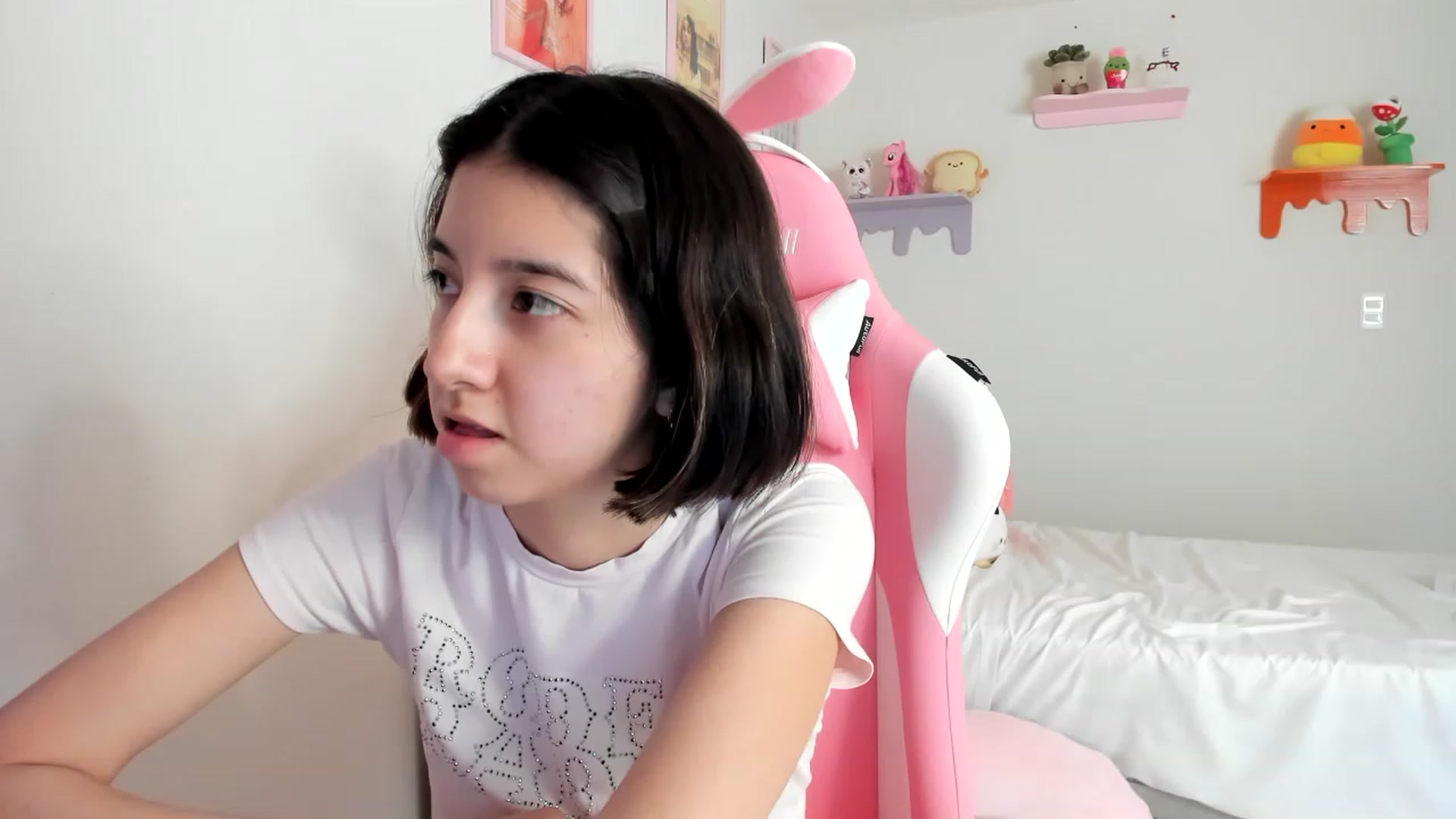 Gallery image thumbnail from Cherrycute666's myfreecams stream on, 04/24/2023, 20:06 image 8 of 20