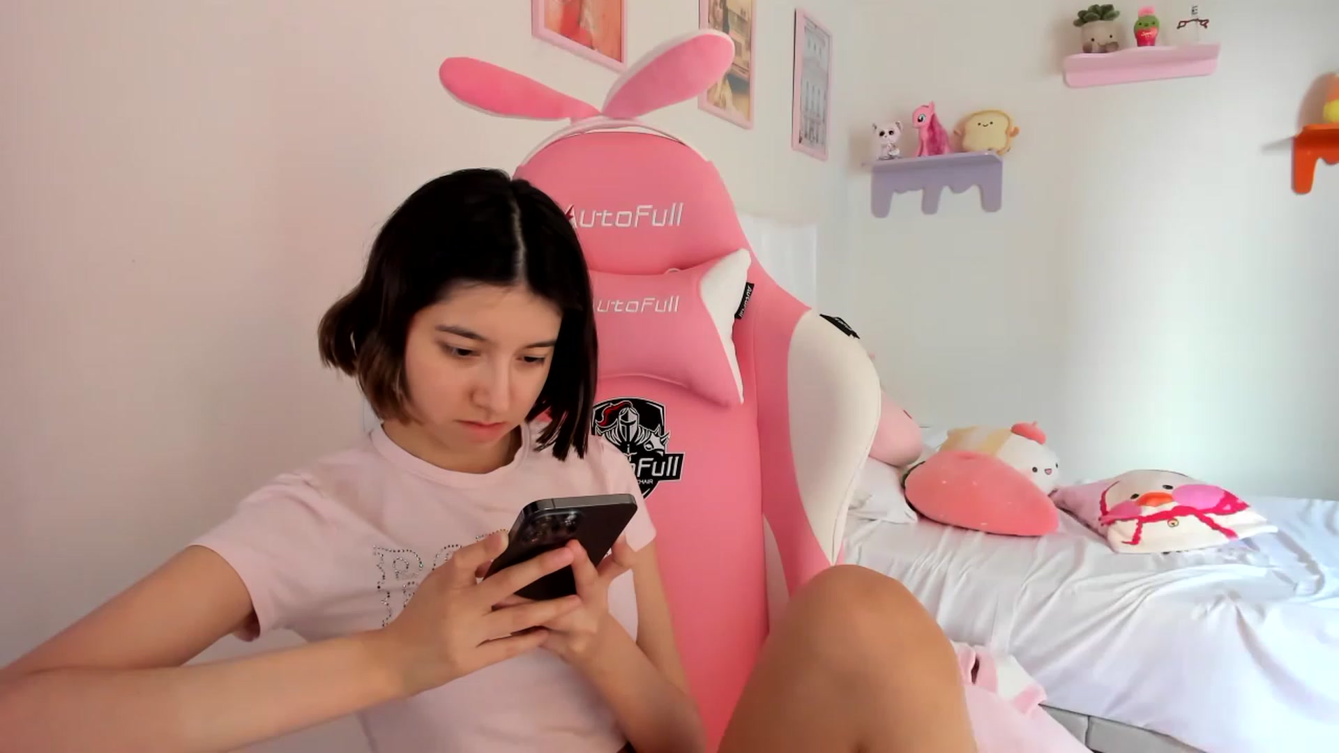Gallery image thumbnail from Cherrycute666's myfreecams stream on, 04/24/2023, 23:45 image 12 of 20
