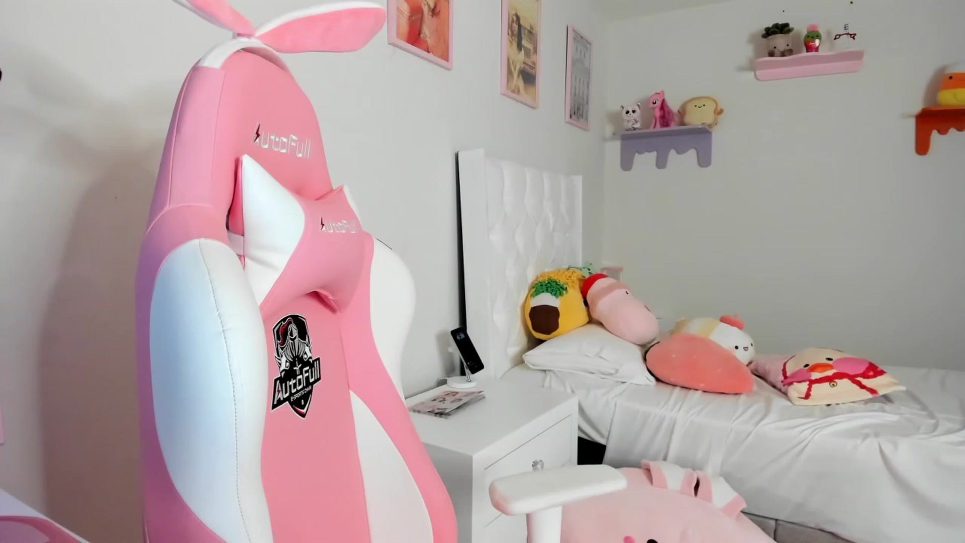 Gallery image thumbnail from Cherrycute666's myfreecams stream on, 04/25/2023, 01:03 image 10 of 20