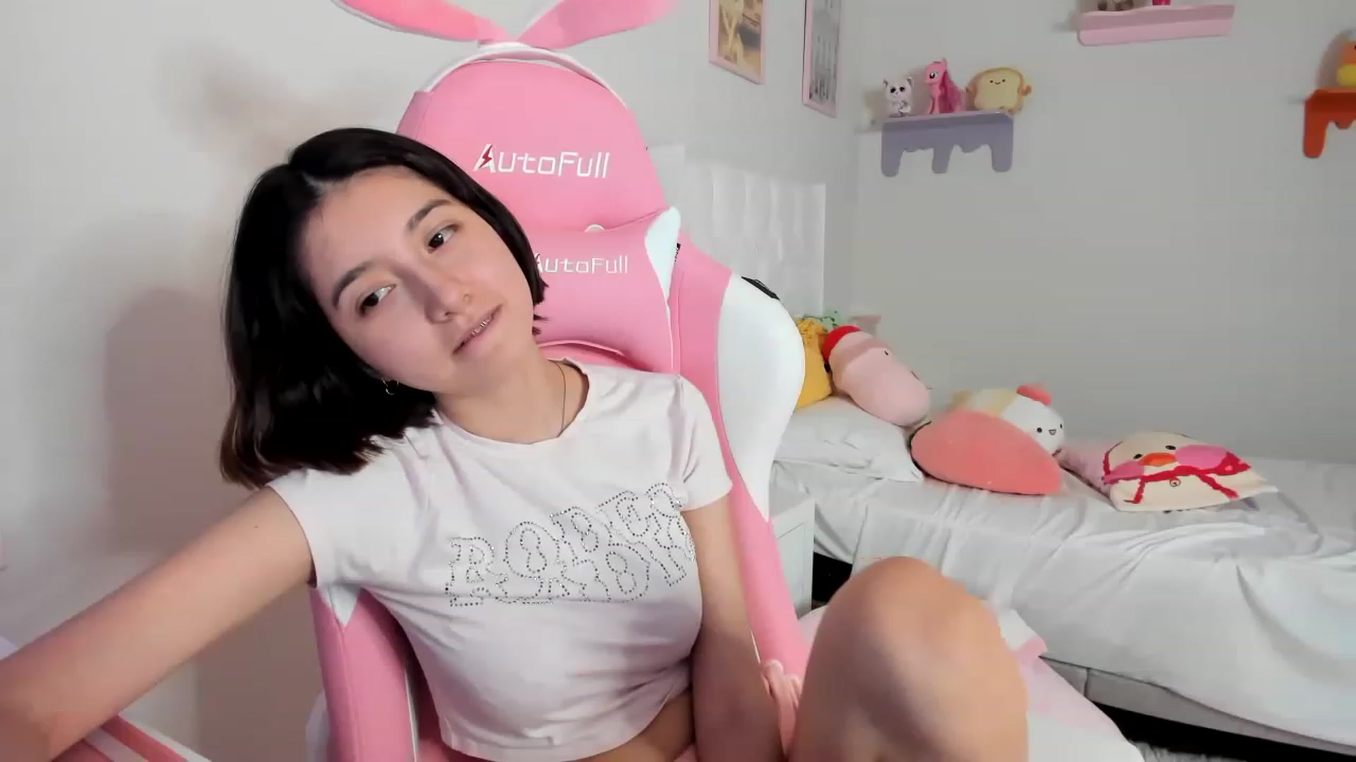 Gallery image thumbnail from Cherrycute666's myfreecams stream on, 04/25/2023, 01:03 image 5 of 20