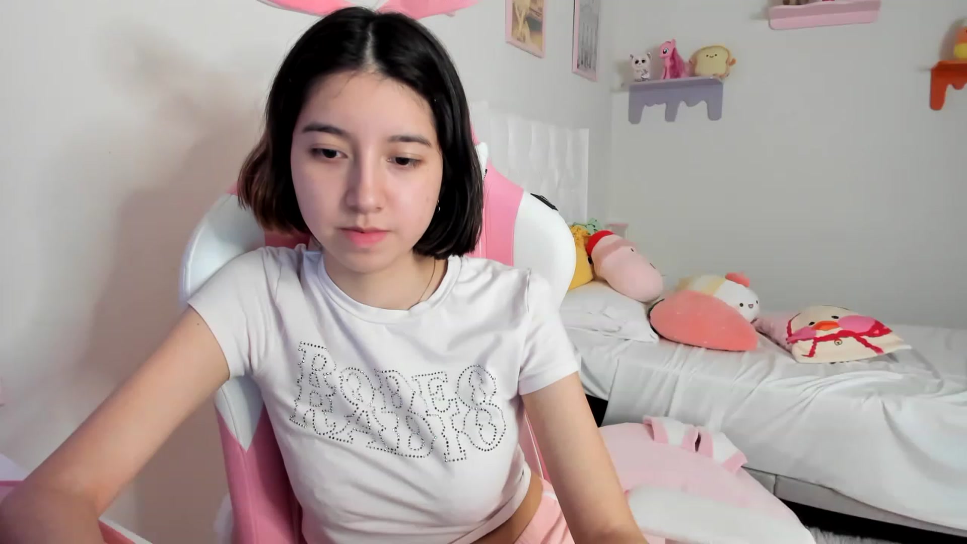 Gallery image thumbnail from Cherrycute666's myfreecams stream on, 04/25/2023, 01:03 image 4 of 20