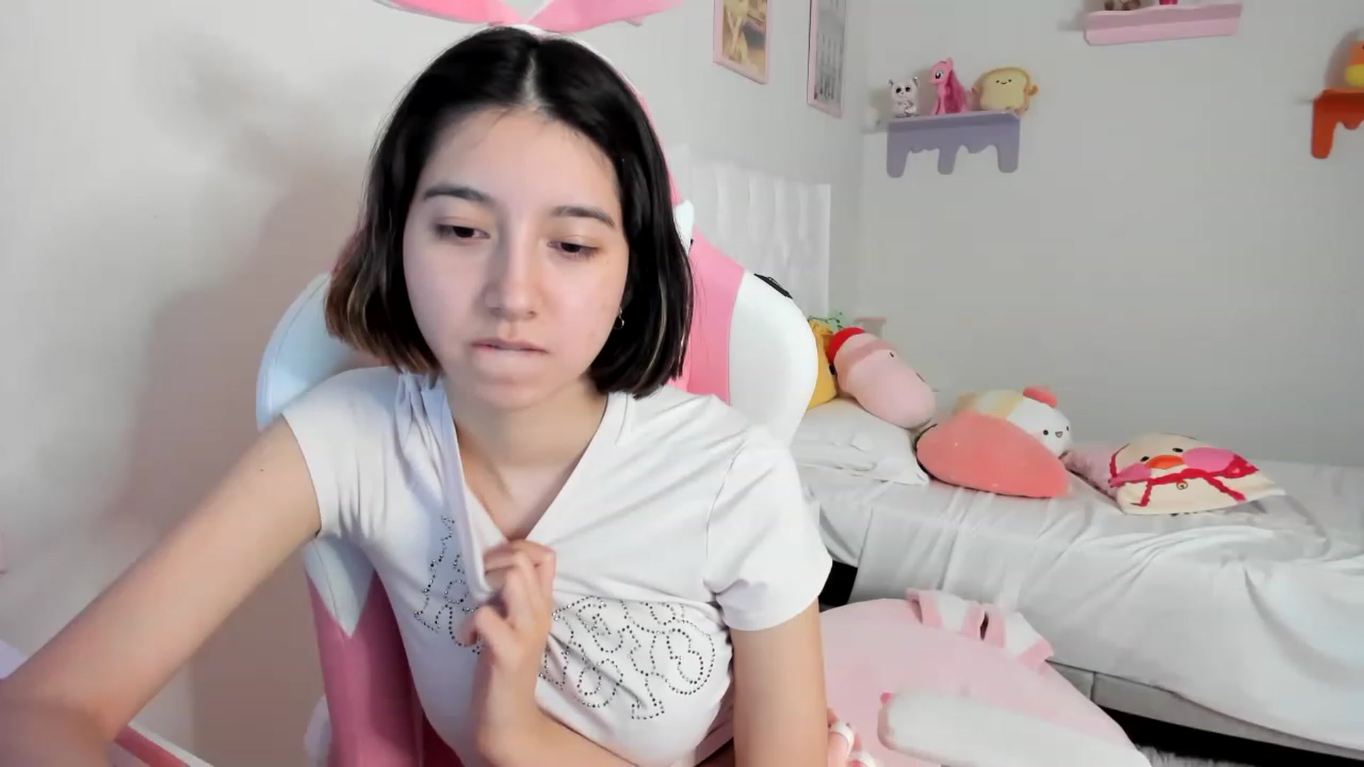 Gallery image thumbnail from Cherrycute666's myfreecams stream on, 04/25/2023, 01:03 image 6 of 20