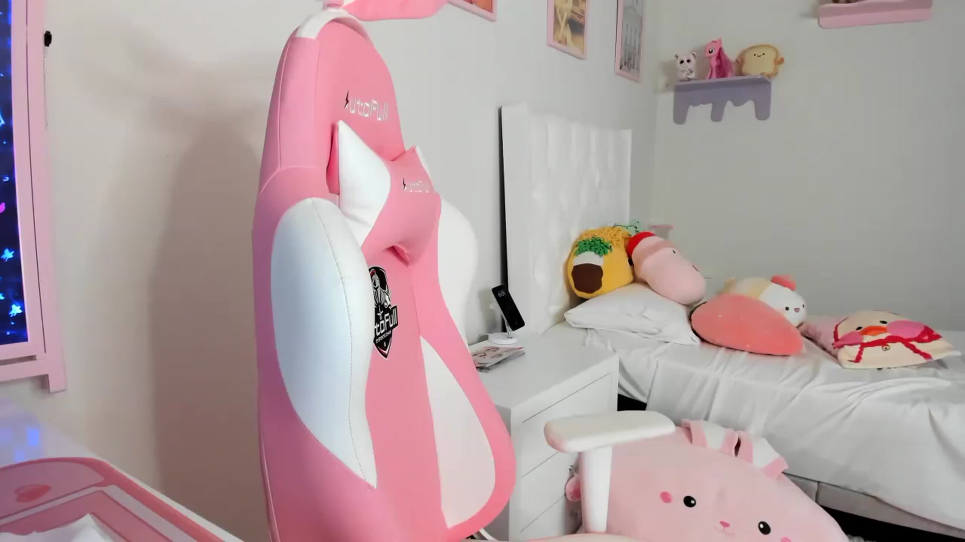 Gallery image thumbnail from Cherrycute666's myfreecams stream on, 04/25/2023, 01:03 image 1 of 20