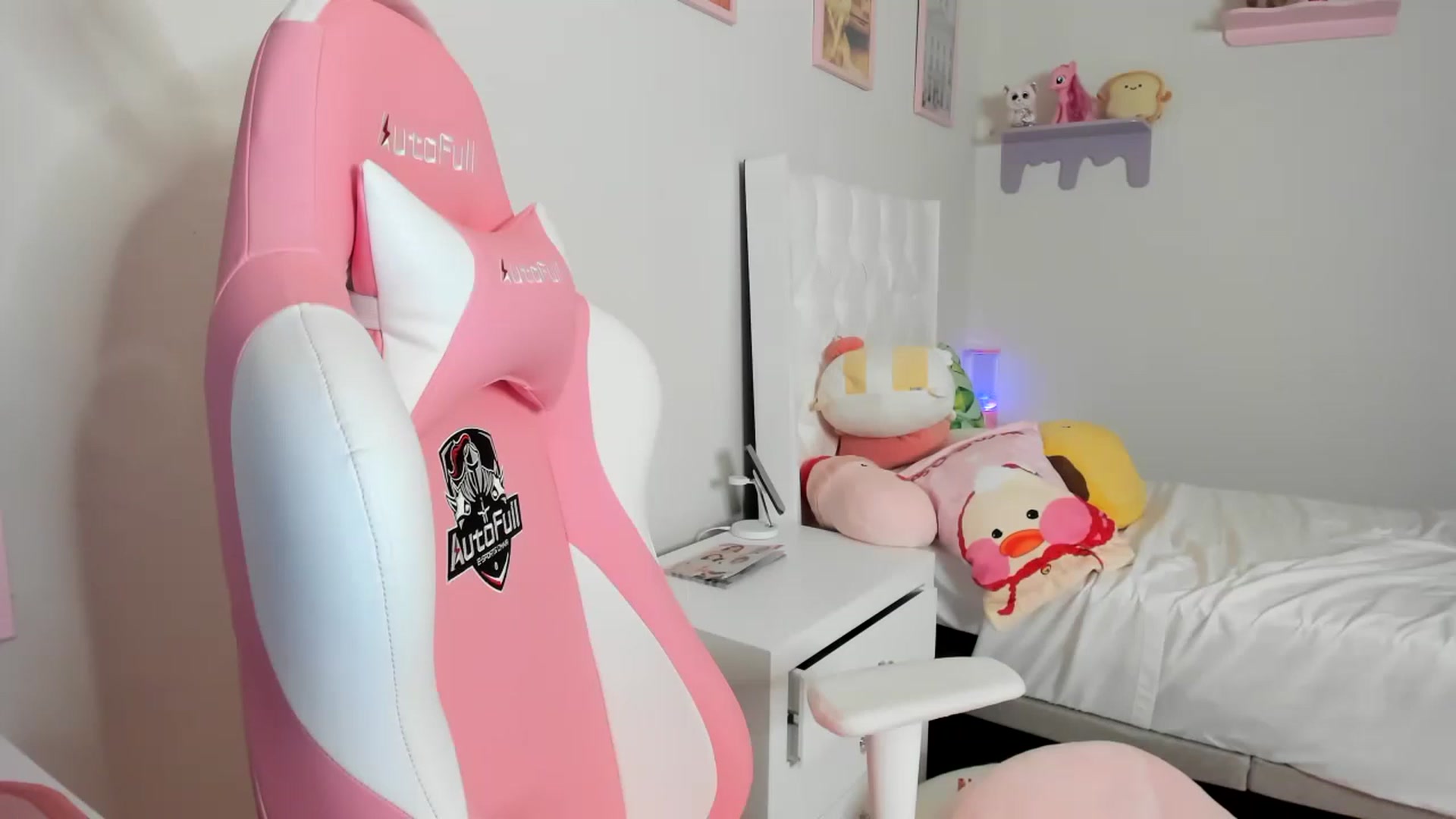 Gallery image thumbnail from Cherrycute666's myfreecams stream on, 04/25/2023, 06:07 image 18 of 20