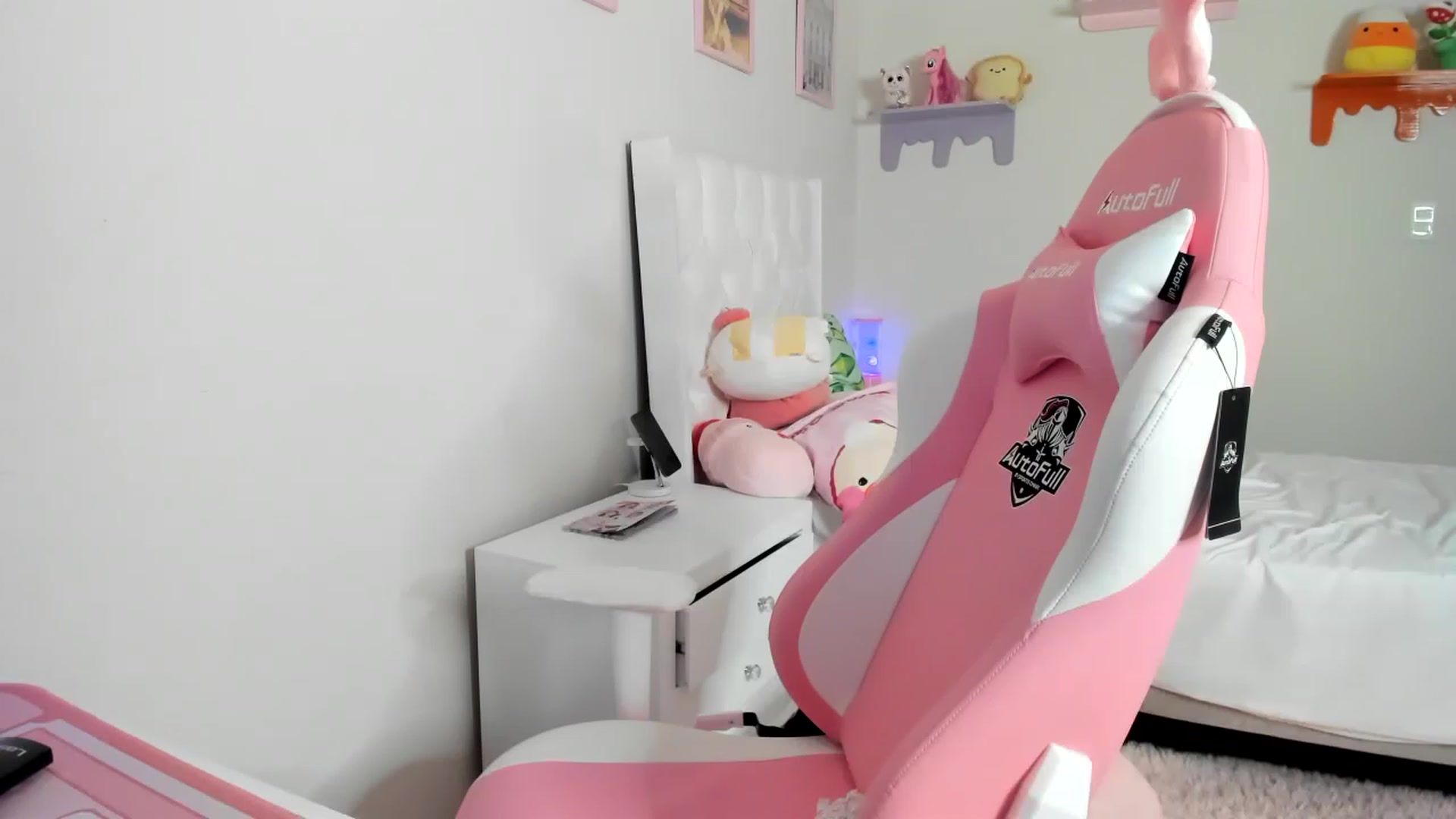 Gallery image thumbnail from Cherrycute666's myfreecams stream on, 04/25/2023, 06:07 image 1 of 20