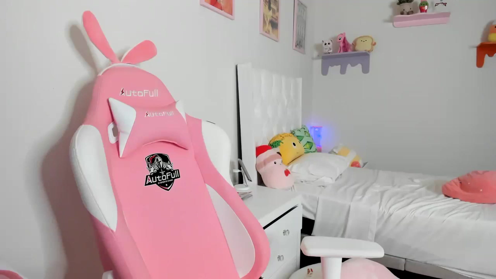 Gallery image thumbnail from Cherrycute666's myfreecams stream on, 04/25/2023, 10:15 image 1 of 20