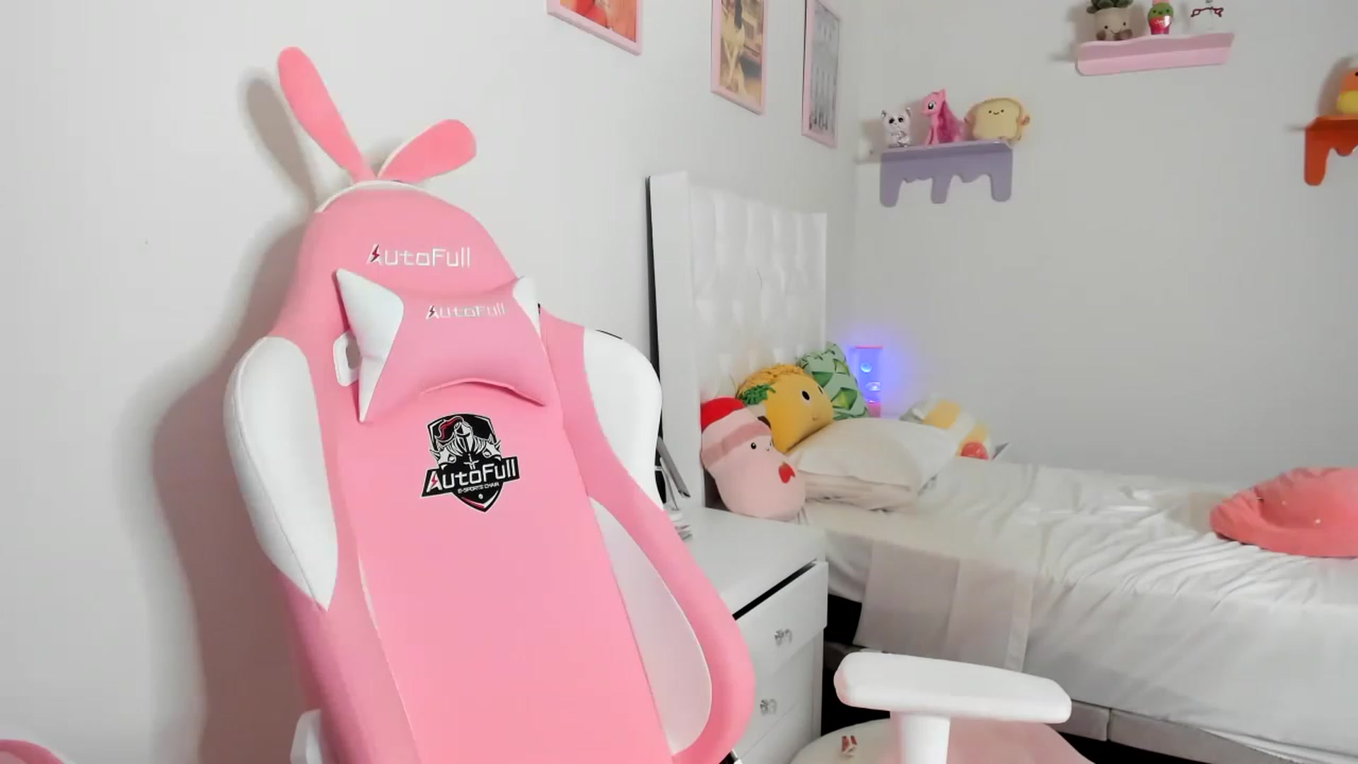 Gallery image thumbnail from Cherrycute666's myfreecams stream on, 04/25/2023, 10:15 image 2 of 20