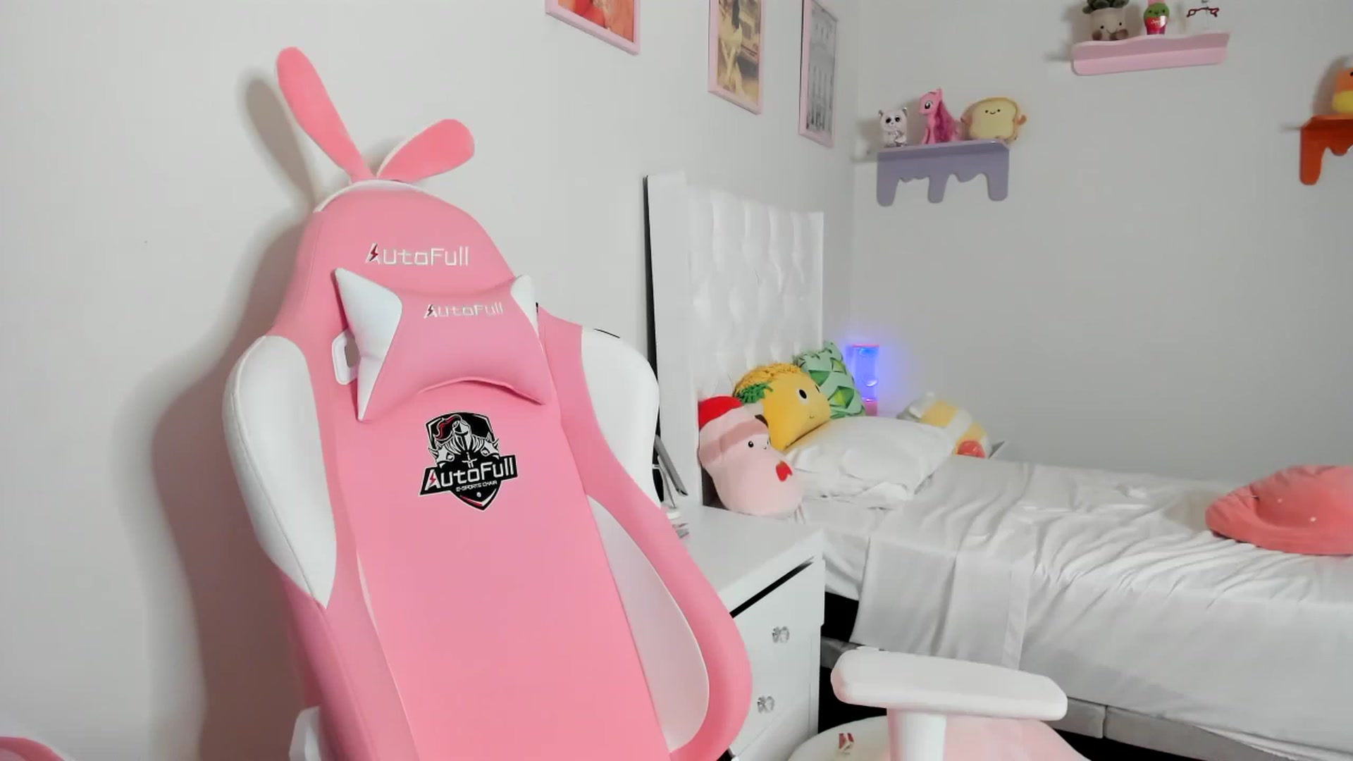 Gallery image thumbnail from Cherrycute666's myfreecams stream on, 04/25/2023, 10:15 image 4 of 20