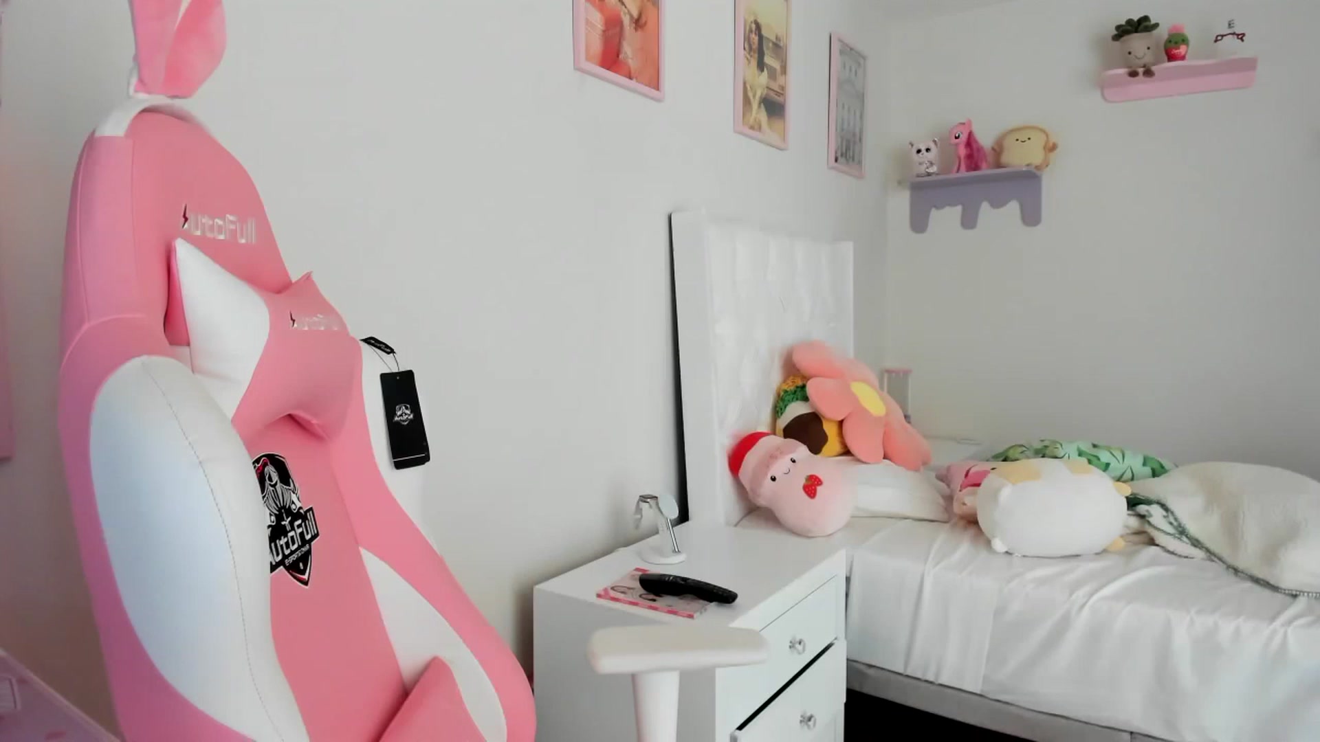 Gallery image thumbnail from Cherrycute666's myfreecams stream on, 04/27/2023, 17:49 image 1 of 20