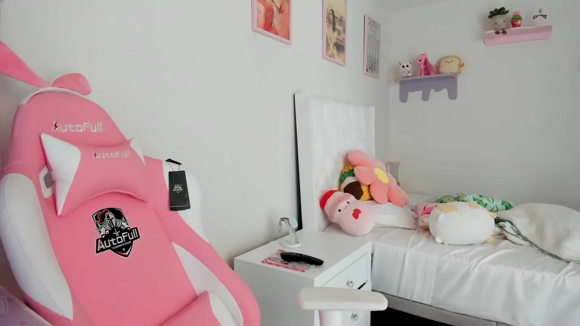 Gallery image thumbnail from Cherrycute666's myfreecams stream on, 04/27/2023, 17:49 image 17 of 20
