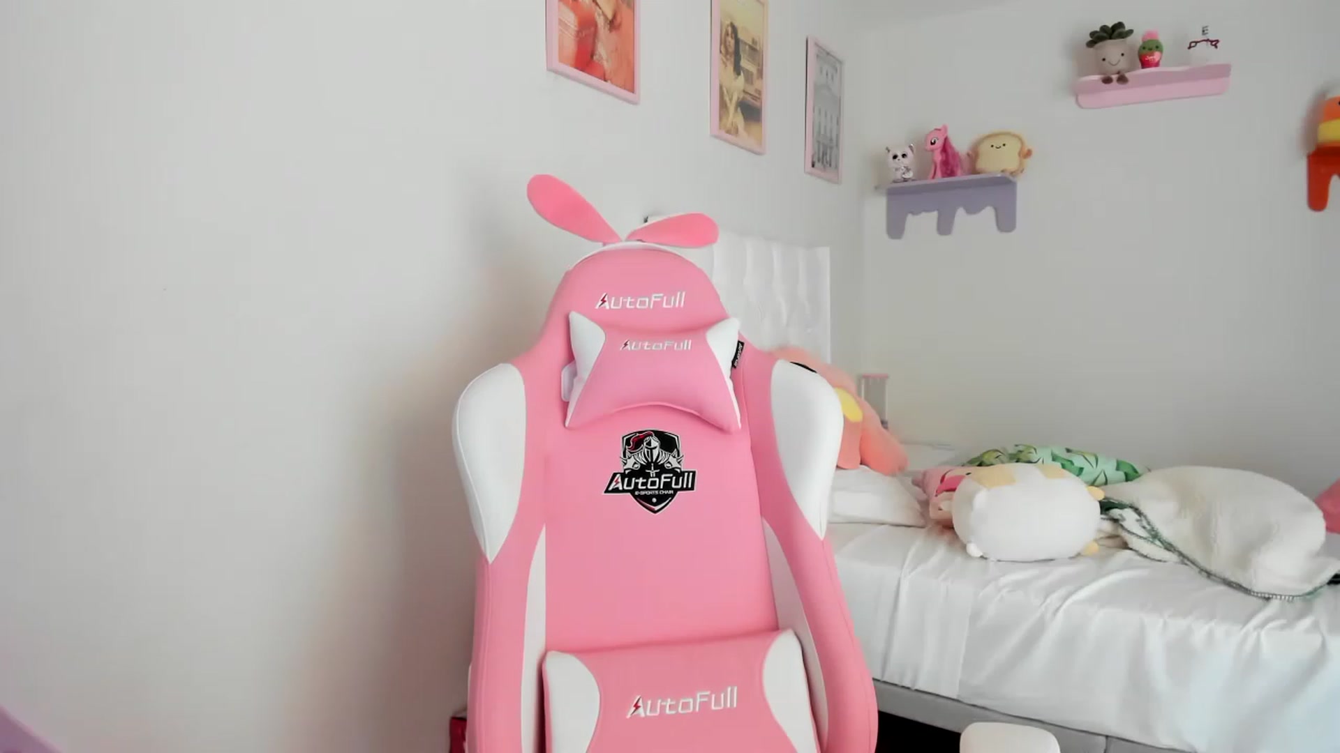 Gallery image thumbnail from Cherrycute666's myfreecams stream on, 04/27/2023, 18:03 image 15 of 20