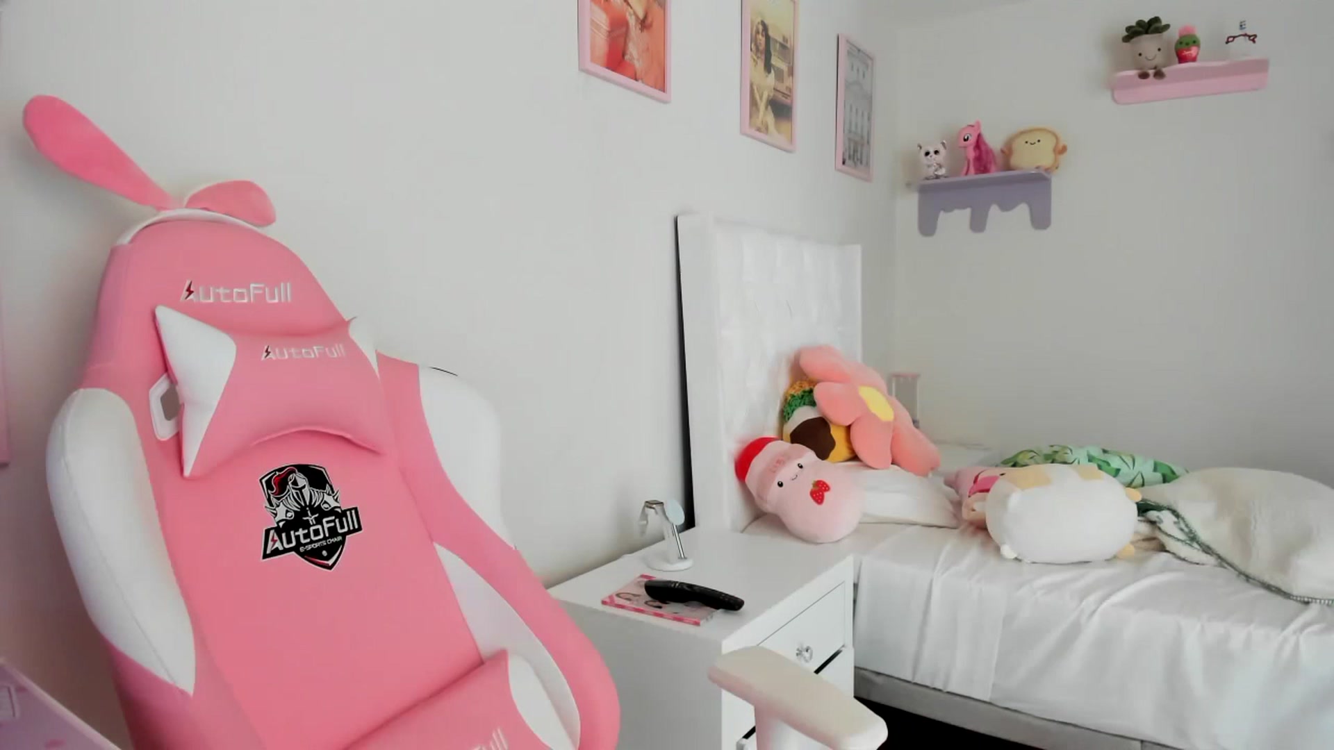 Gallery image thumbnail from Cherrycute666's myfreecams stream on, 04/27/2023, 18:03 image 1 of 20