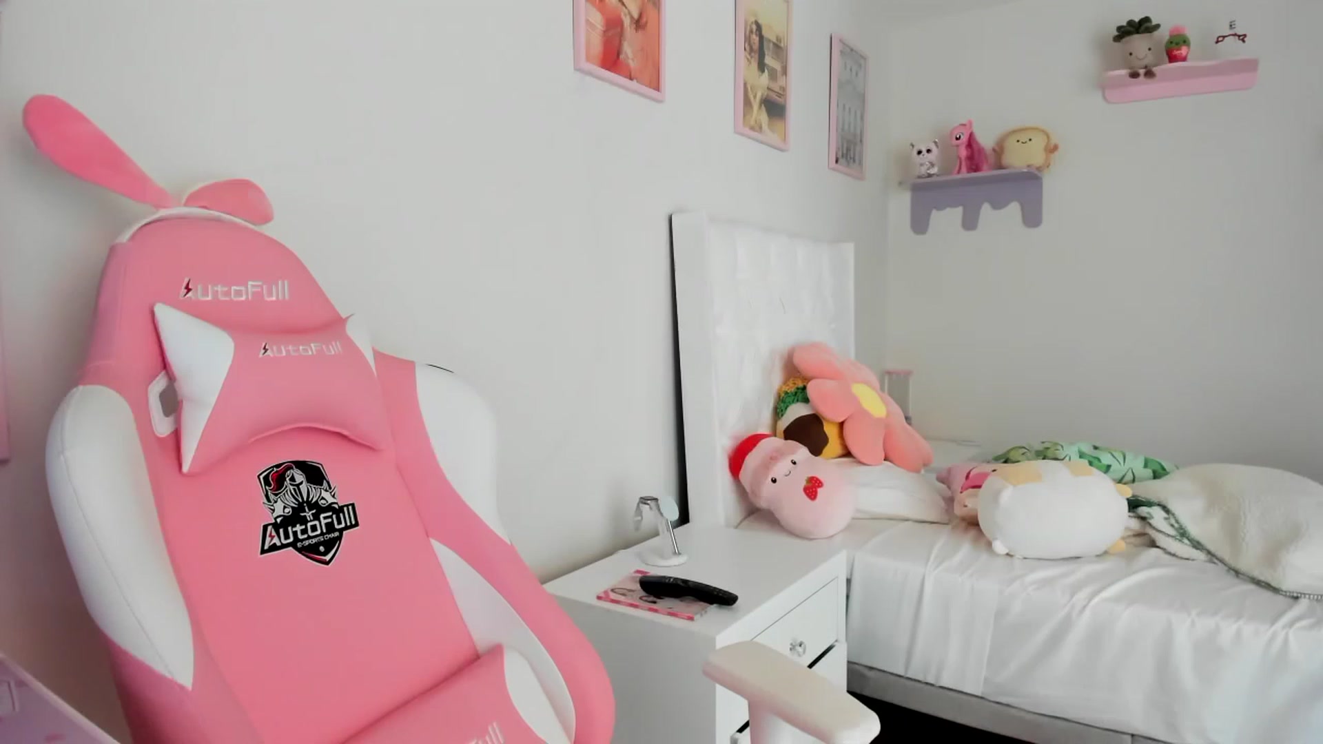 Gallery image thumbnail from Cherrycute666's myfreecams stream on, 04/27/2023, 18:03 image 3 of 20
