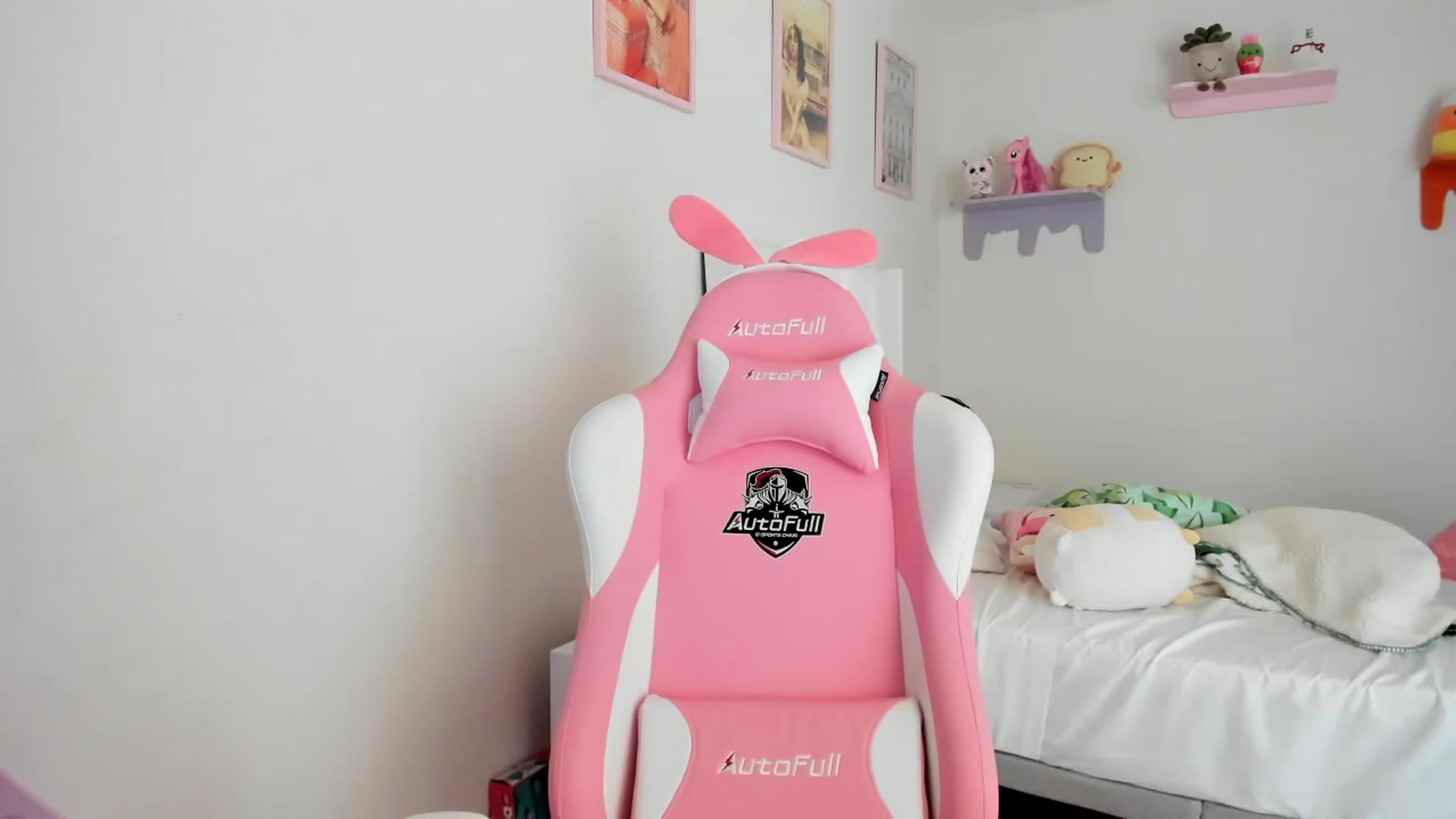 Gallery image thumbnail from Cherrycute666's myfreecams stream on, 04/27/2023, 18:03 image 17 of 20