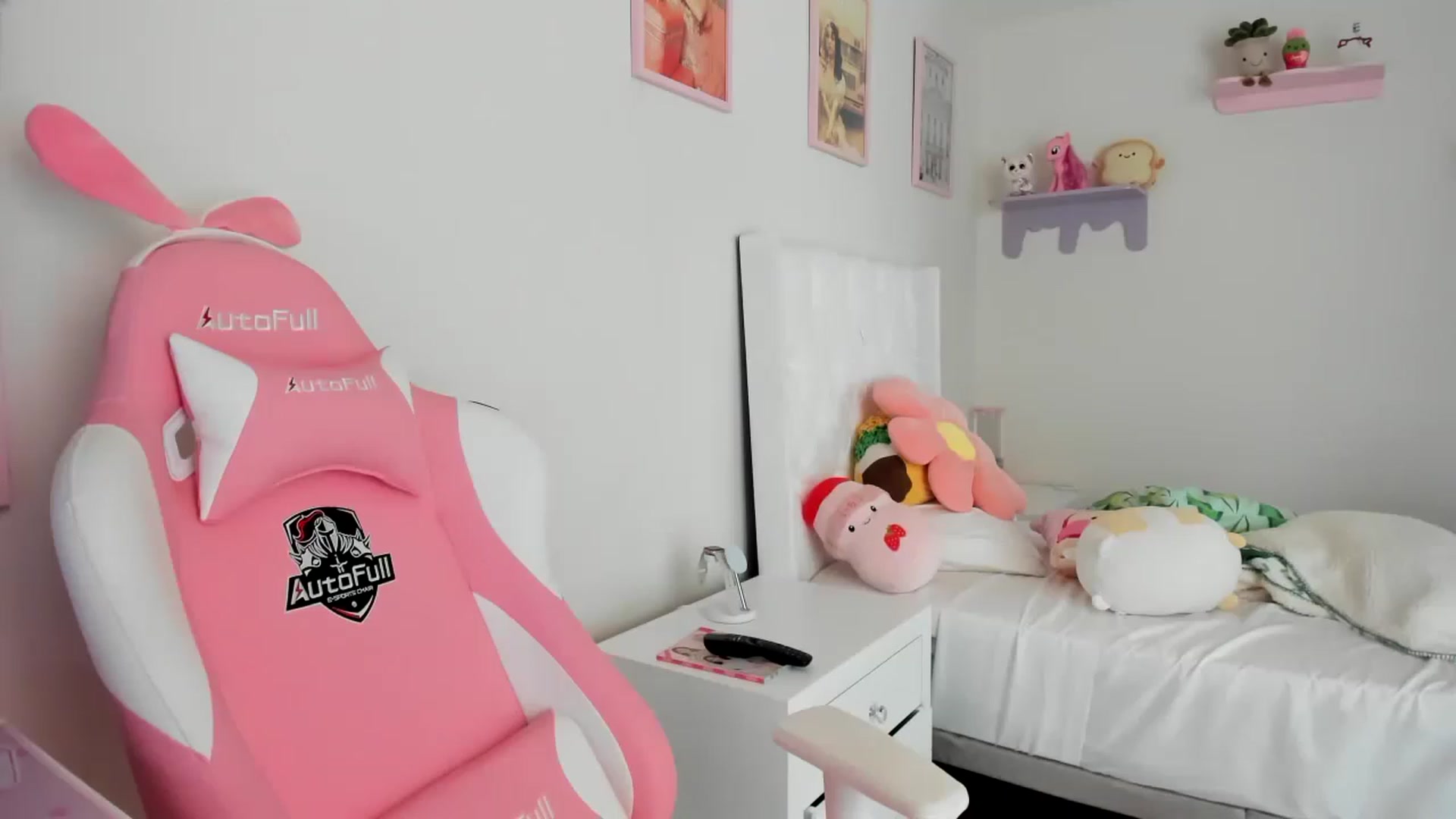 Gallery image thumbnail from Cherrycute666's myfreecams stream on, 04/27/2023, 18:03 image 2 of 20