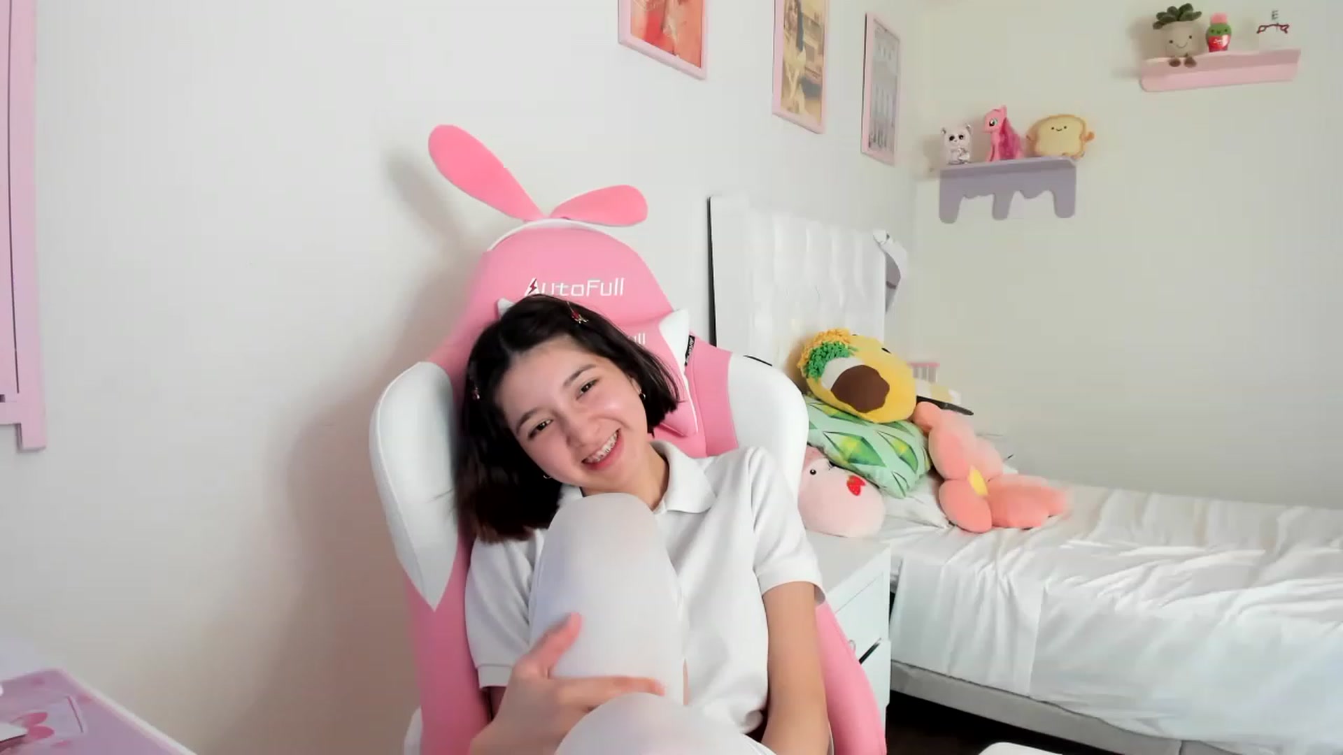 Gallery image thumbnail from Cherrycute666's myfreecams stream on, 04/28/2023, 23:50 image 1 of 20