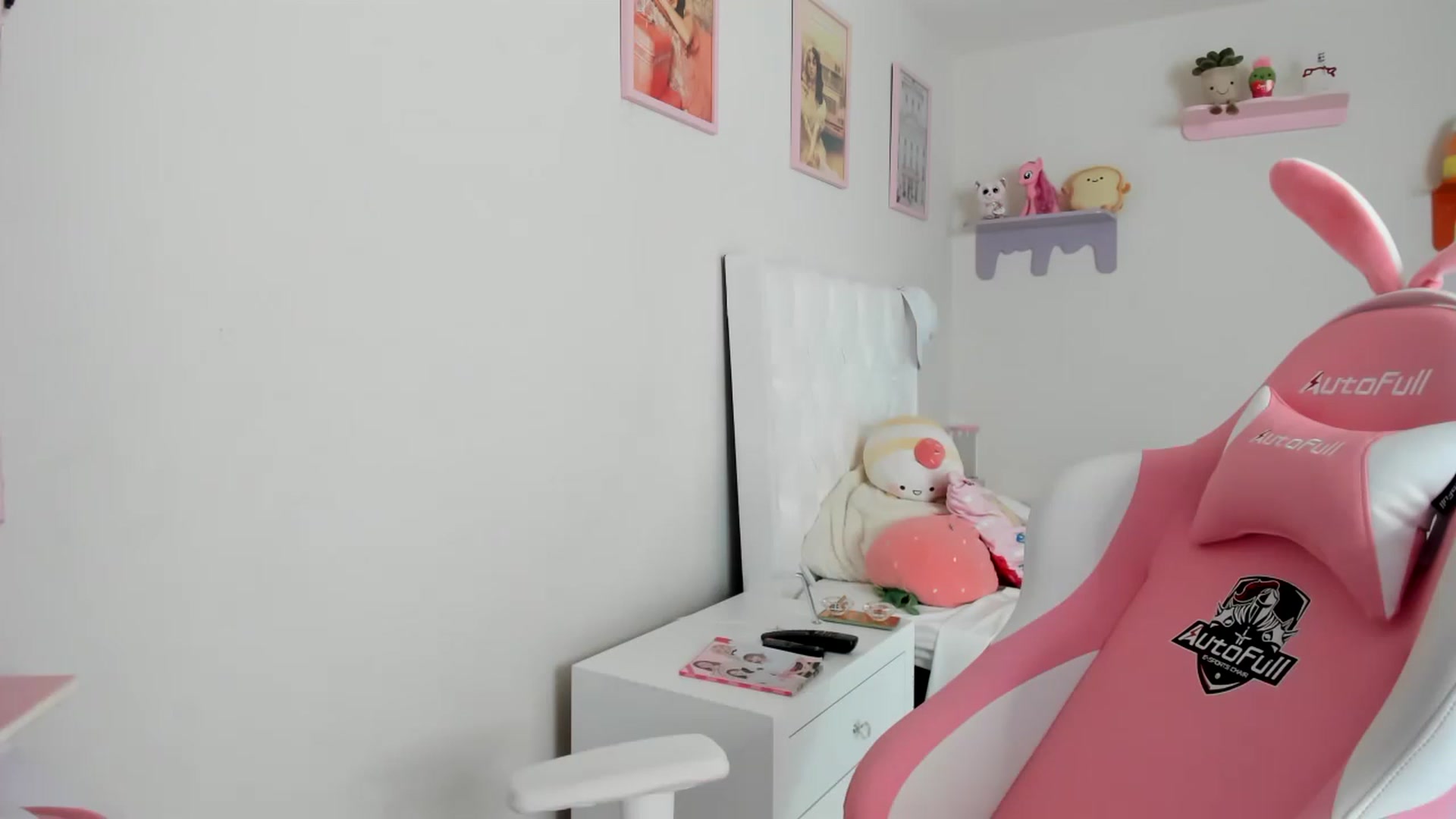 Gallery image thumbnail from Cherrycute666's myfreecams stream on, 05/01/2023, 19:19 image 4 of 20