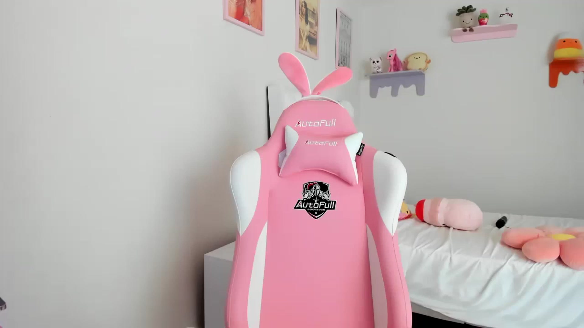 Gallery image thumbnail from Cherrycute666's myfreecams stream on, 05/01/2023, 19:19 image 14 of 20
