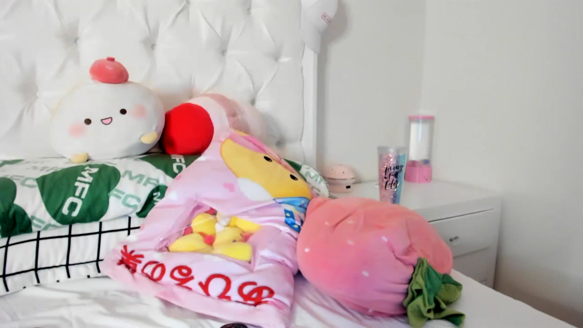Gallery image thumbnail from Cherrycute666's myfreecams stream on, 05/03/2023, 05:49 image 20 of 20