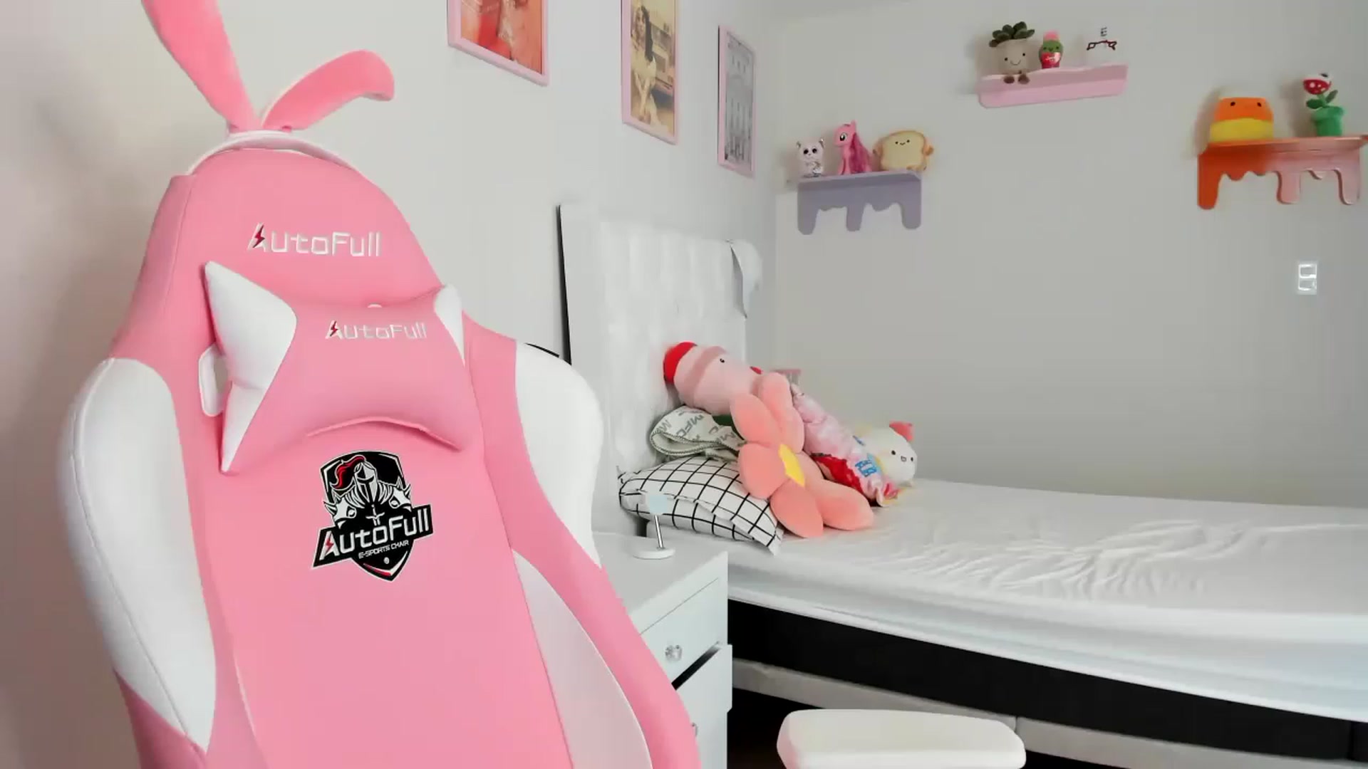 Gallery image thumbnail from Cherrycute666's myfreecams stream on, 05/03/2023, 18:11 image 5 of 20