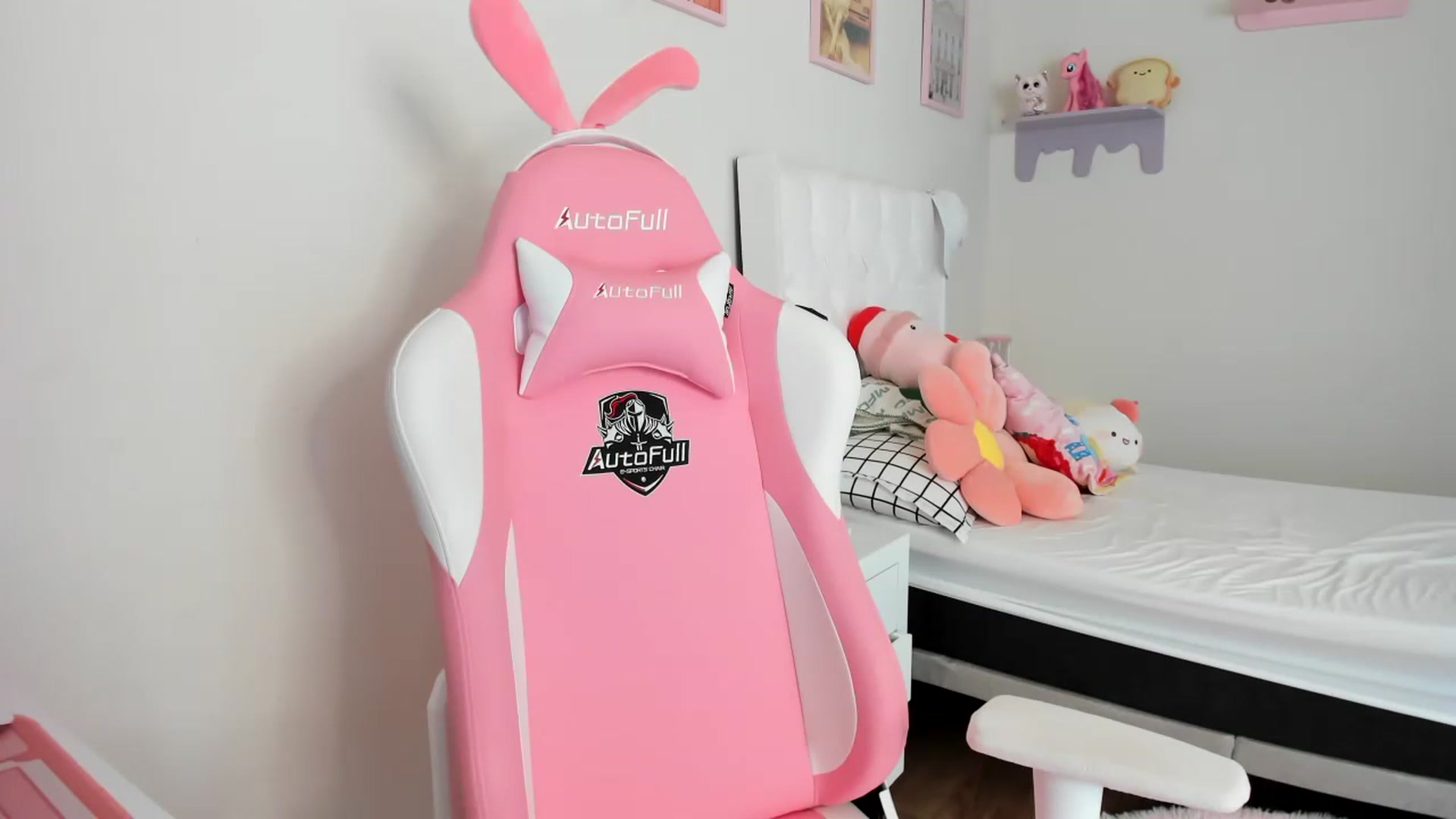 Gallery image thumbnail from Cherrycute666's myfreecams stream on, 05/03/2023, 18:11 image 18 of 20