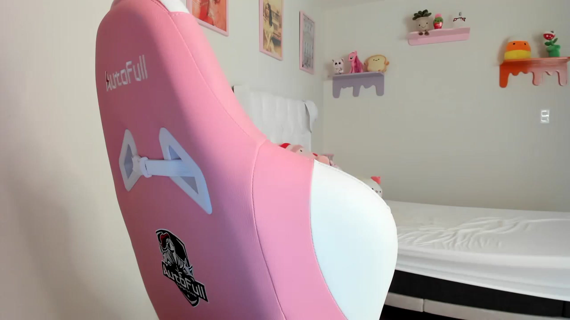 Gallery image thumbnail from Cherrycute666's myfreecams stream on, 05/03/2023, 18:11 image 4 of 20