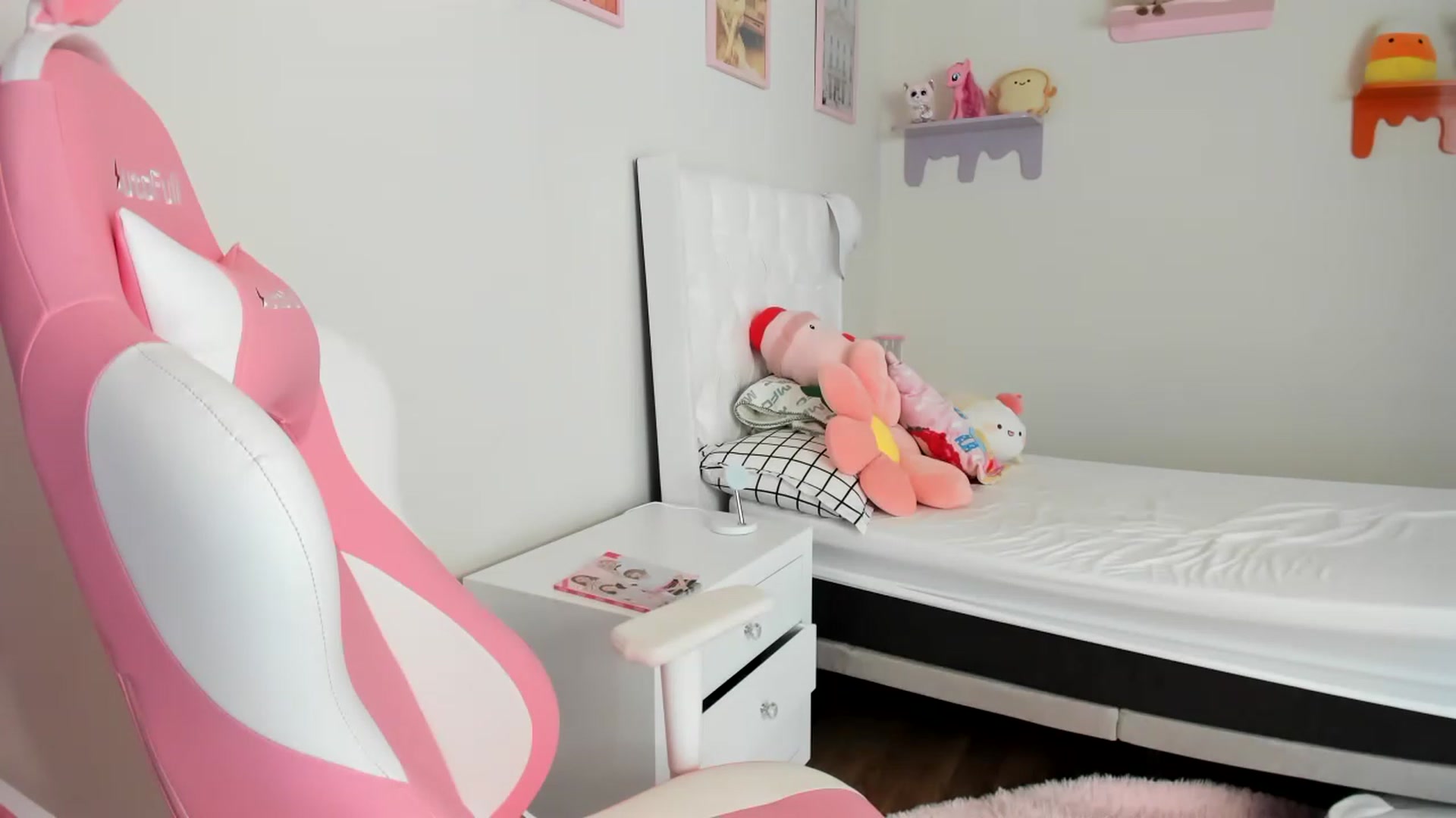 Gallery image thumbnail from Cherrycute666's myfreecams stream on, 05/03/2023, 18:11 image 15 of 20