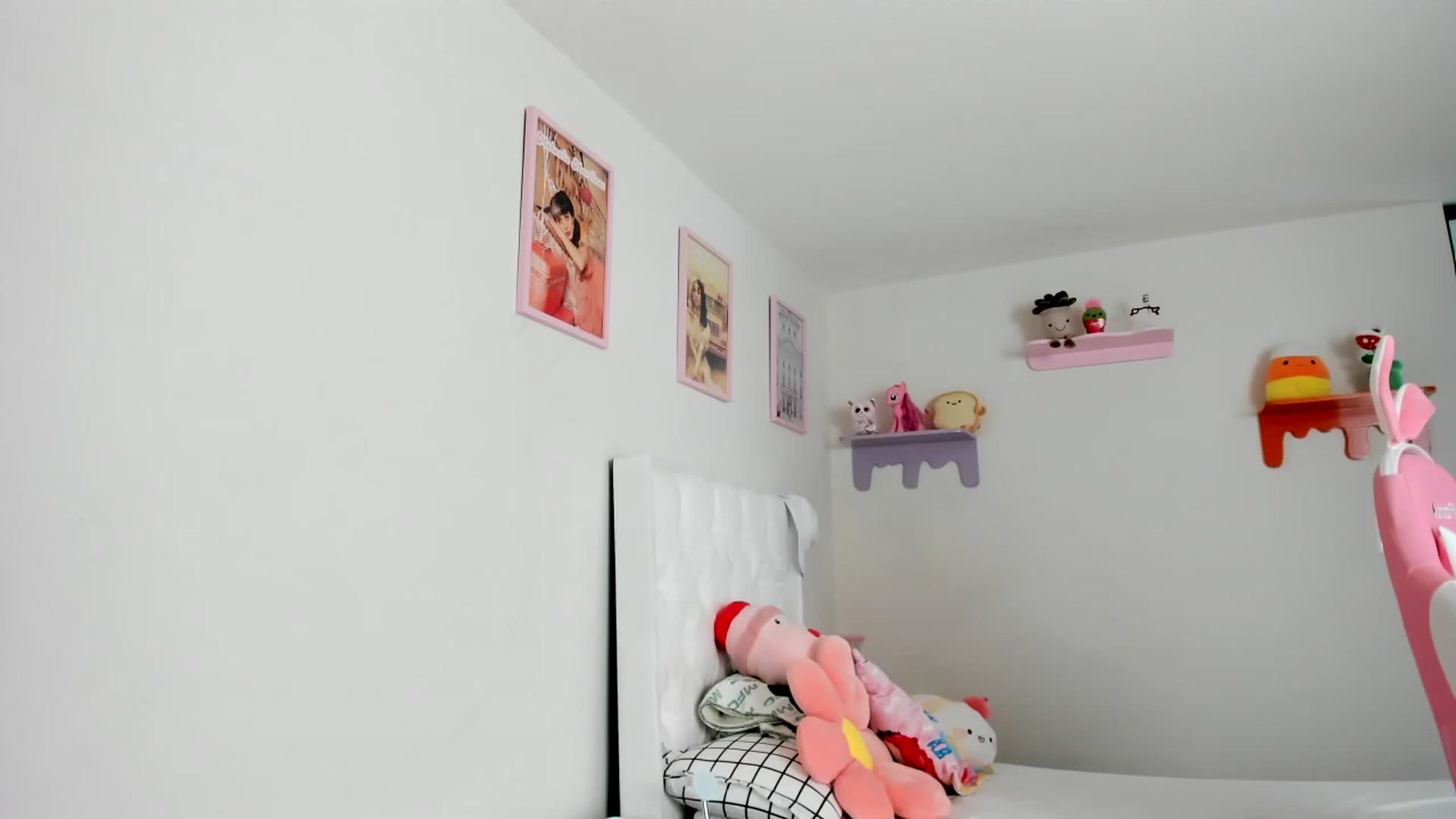 Gallery image thumbnail from Cherrycute666's myfreecams stream on, 05/03/2023, 18:11 image 2 of 20