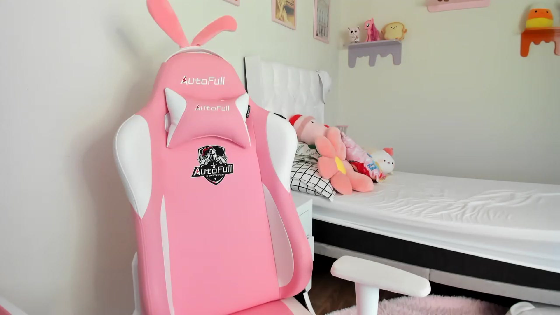 Gallery image thumbnail from Cherrycute666's myfreecams stream on, 05/03/2023, 18:11 image 13 of 20