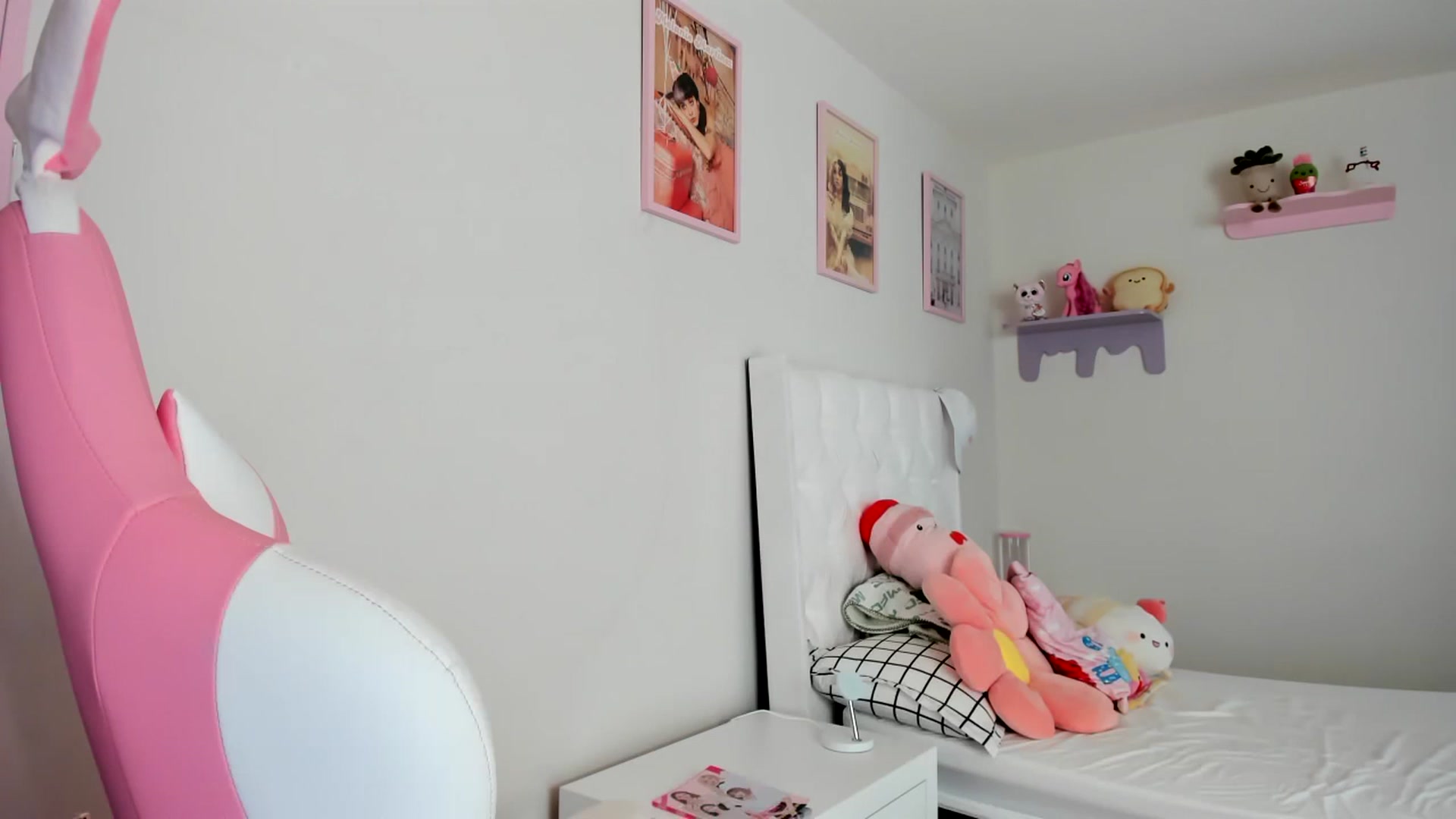 Gallery image thumbnail from Cherrycute666's myfreecams stream on, 05/03/2023, 18:42 image 10 of 20