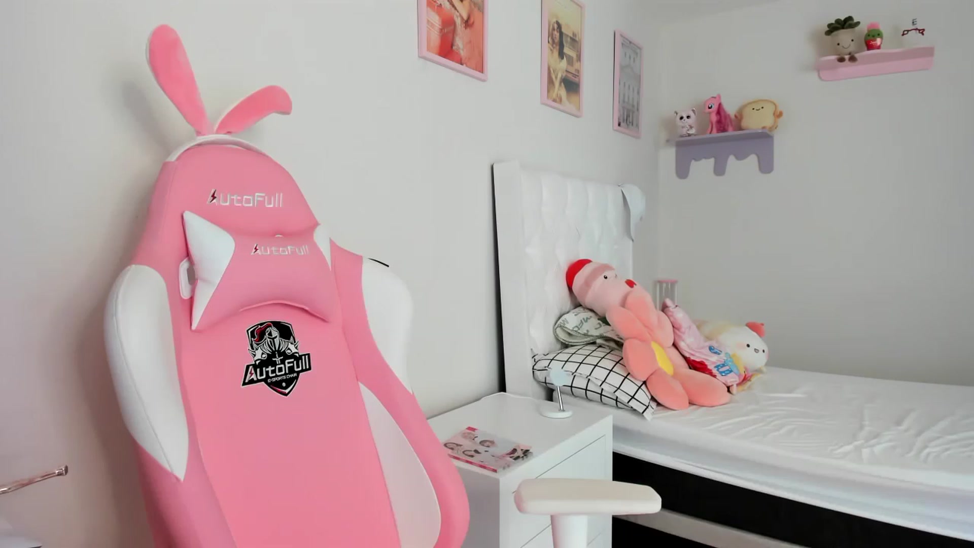 Gallery image thumbnail from Cherrycute666's myfreecams stream on, 05/03/2023, 18:42 image 4 of 20