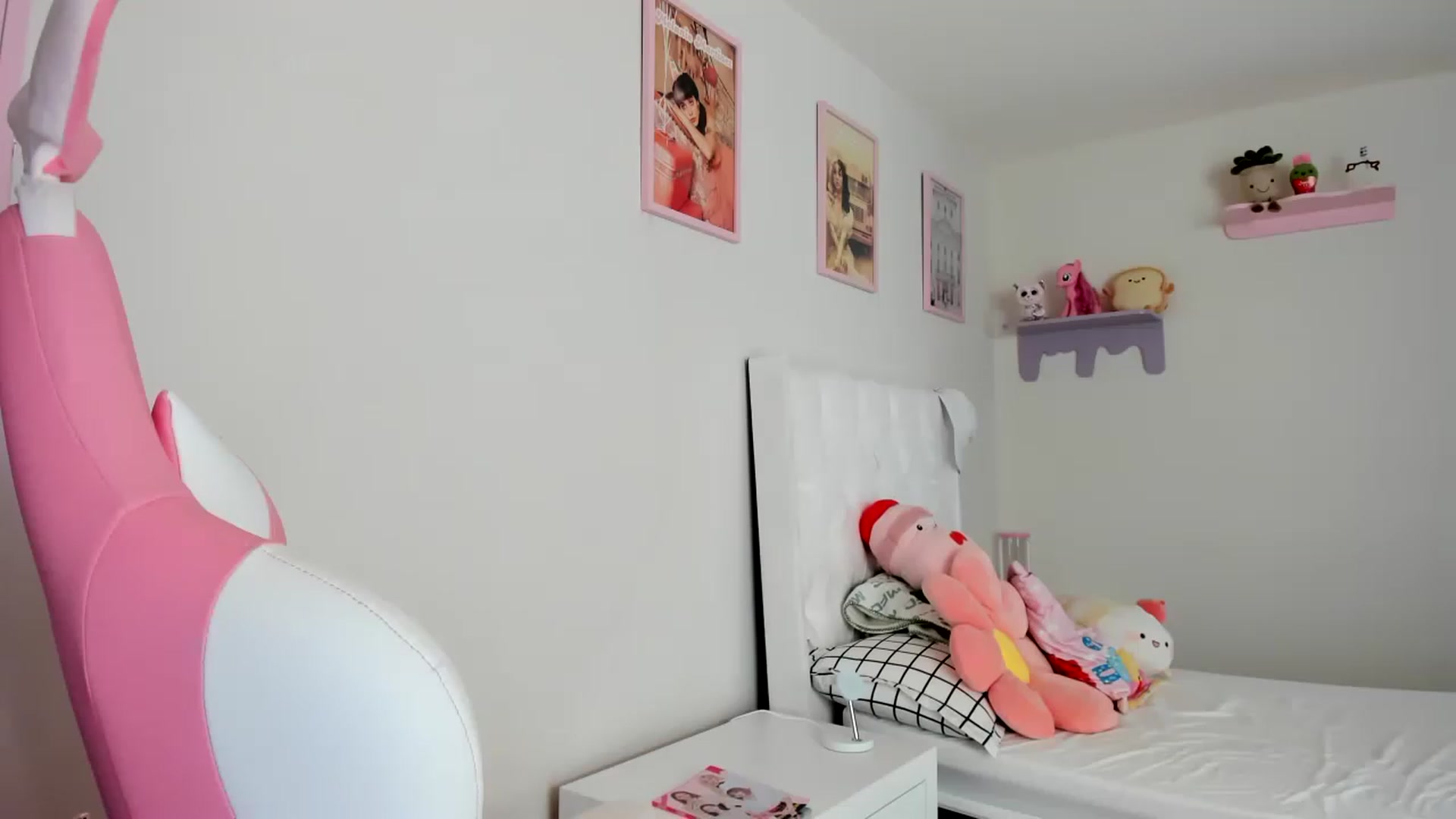Gallery image thumbnail from Cherrycute666's myfreecams stream on, 05/03/2023, 18:42 image 8 of 20