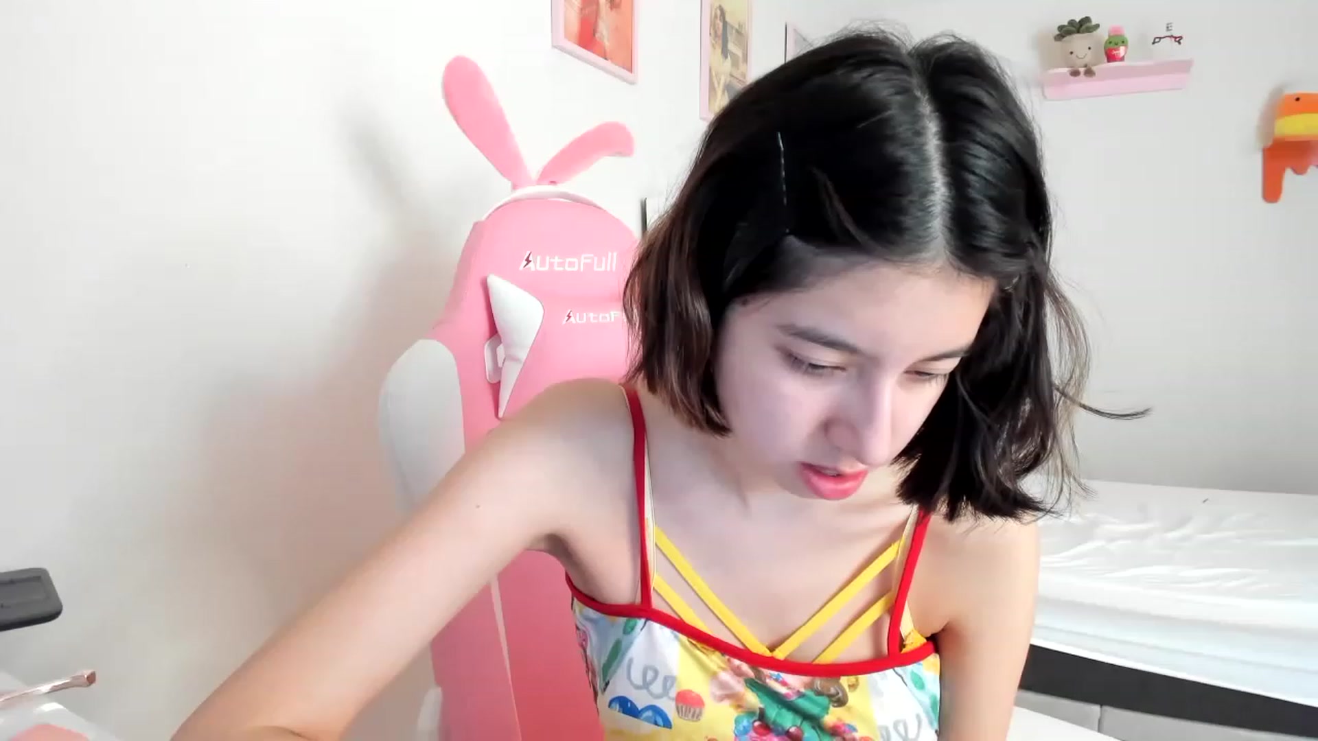 Gallery image thumbnail from Cherrycute666's myfreecams stream on, 05/04/2023, 16:49 image 2 of 20