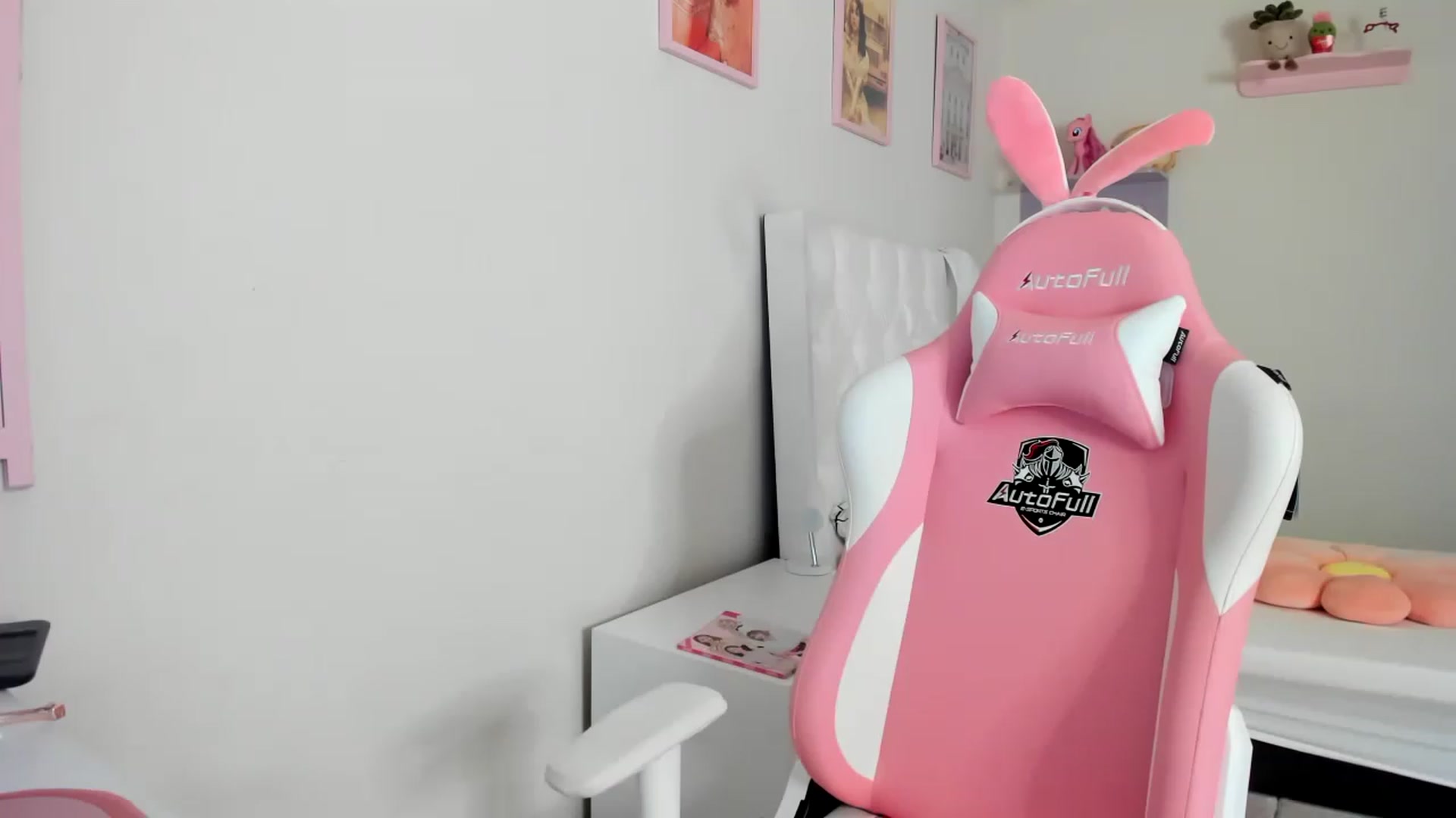 Gallery image thumbnail from Cherrycute666's myfreecams stream on, 05/06/2023, 24:02 image 10 of 20