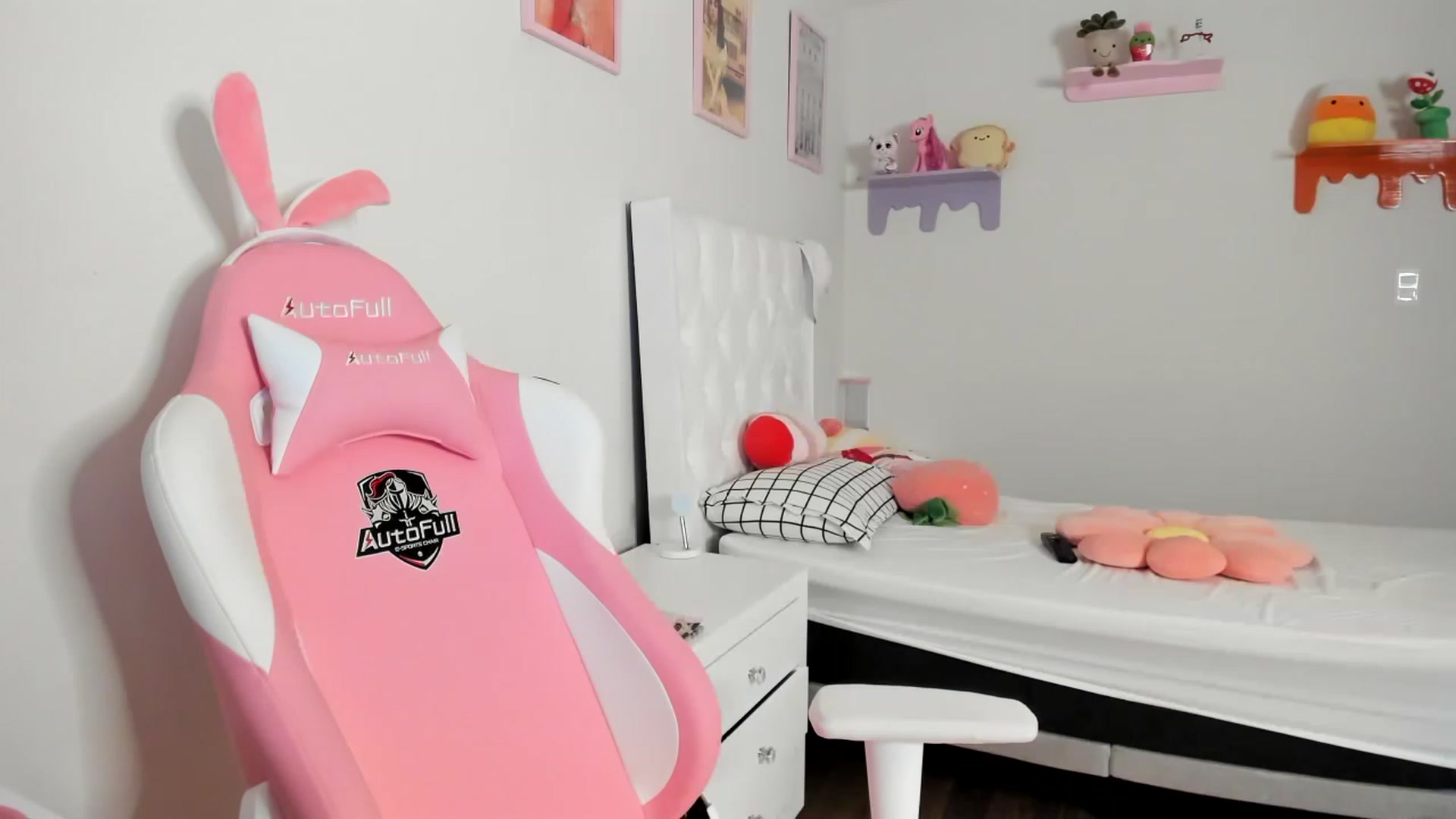 Gallery image thumbnail from Cherrycute666's myfreecams stream on, 05/06/2023, 04:05 image 9 of 20