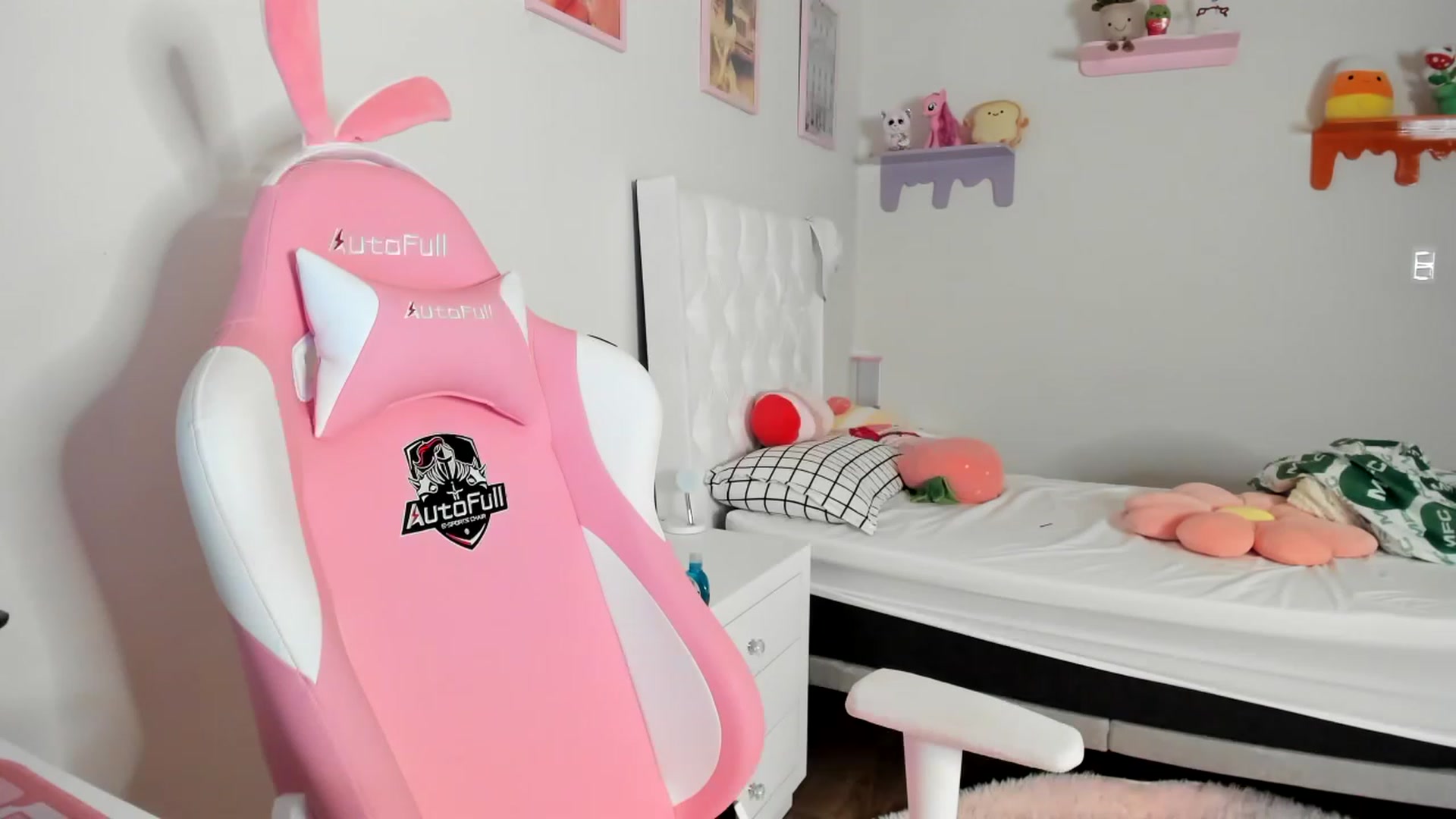 Gallery image thumbnail from Cherrycute666's myfreecams stream on, 05/06/2023, 11:03 image 16 of 20