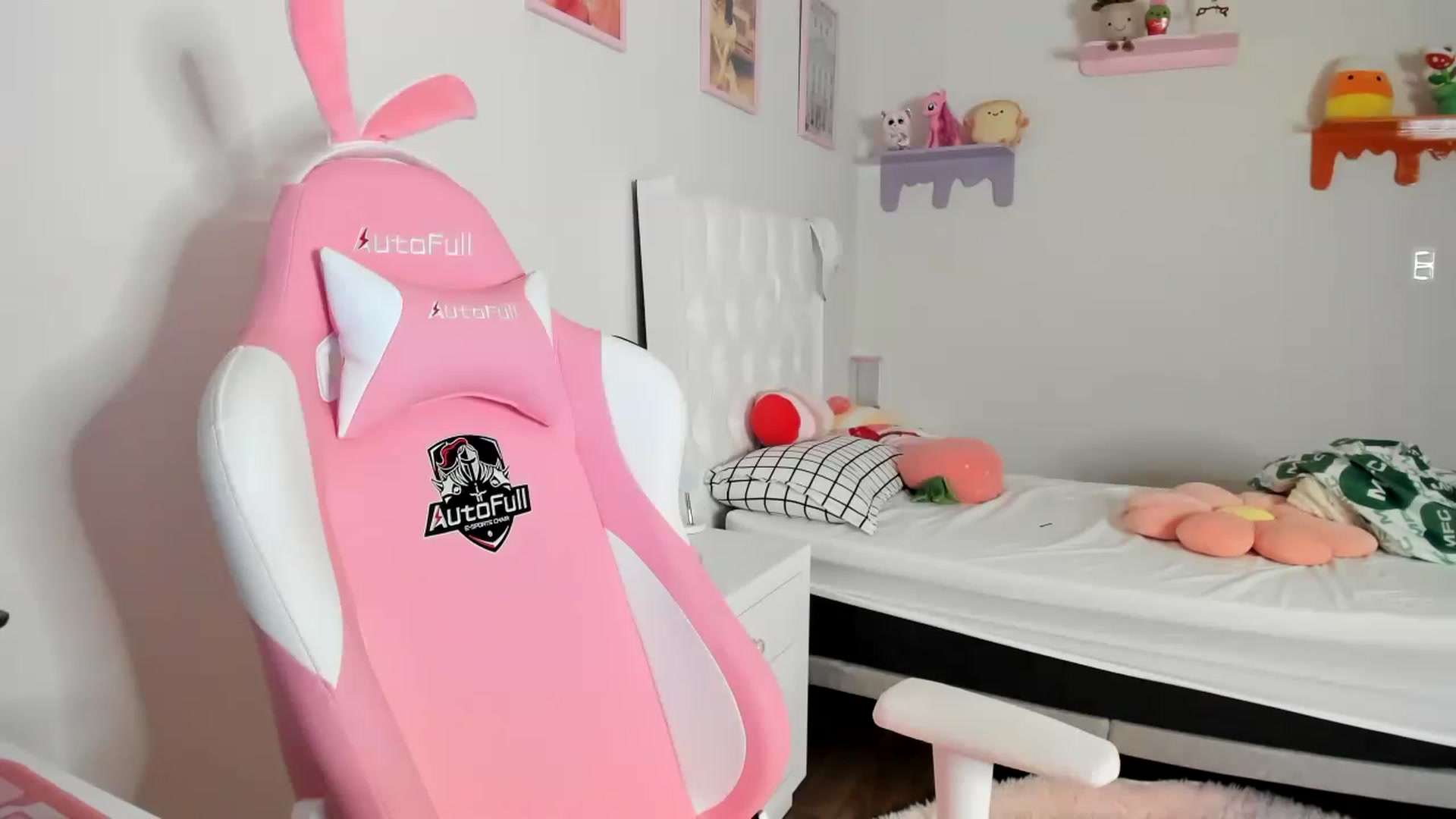 Gallery image thumbnail from Cherrycute666's myfreecams stream on, 05/06/2023, 11:03 image 8 of 20