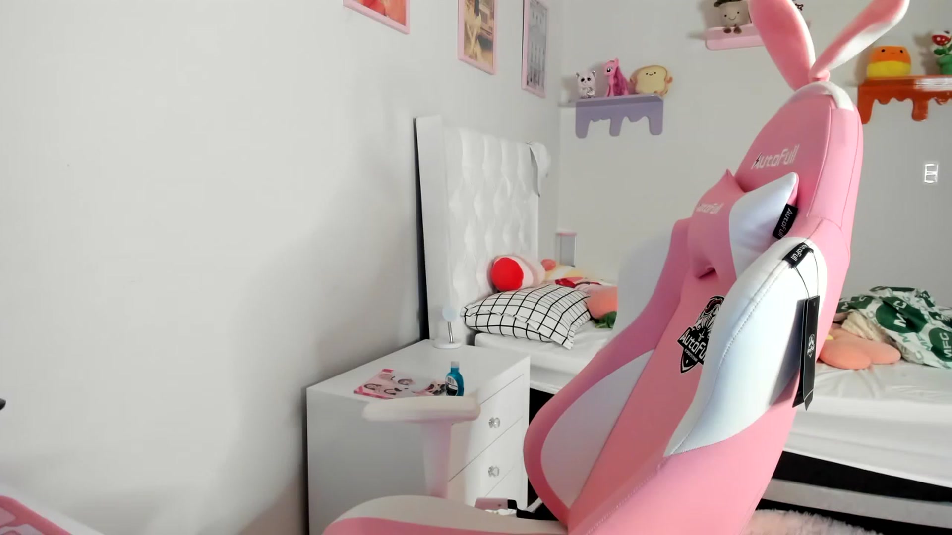 Gallery image thumbnail from Cherrycute666's myfreecams stream on, 05/06/2023, 11:03 image 6 of 20