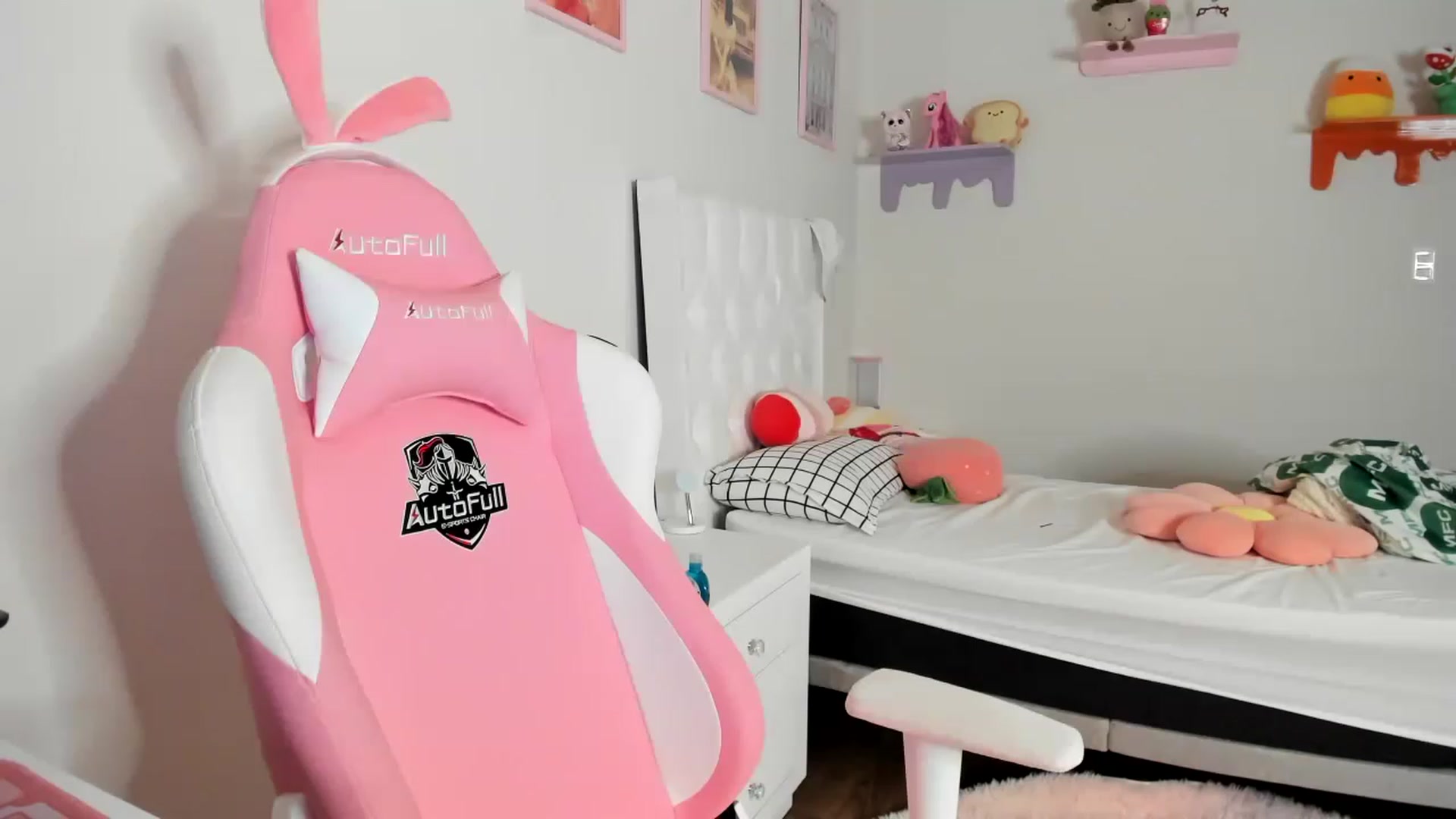 Gallery image thumbnail from Cherrycute666's myfreecams stream on, 05/06/2023, 11:03 image 17 of 20