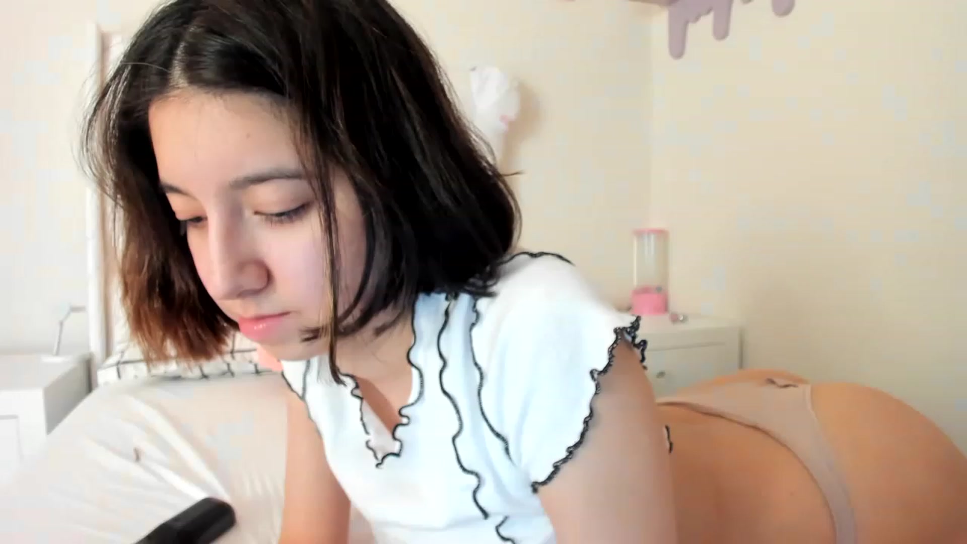 Gallery image thumbnail from Cherrycute666's myfreecams stream on, 05/06/2023, 15:39 image 8 of 20