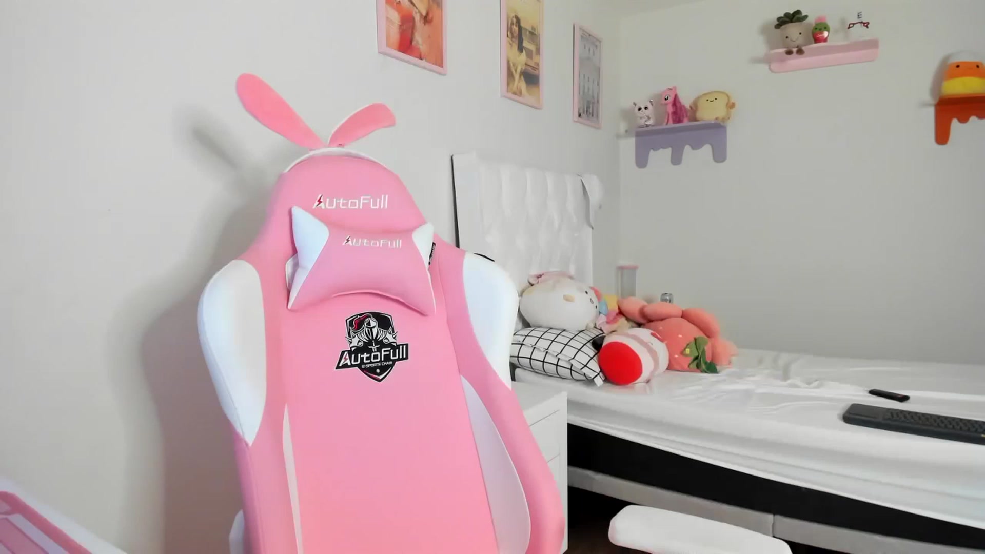Gallery image thumbnail from Cherrycute666's myfreecams stream on, 05/08/2023, 02:24 image 4 of 20