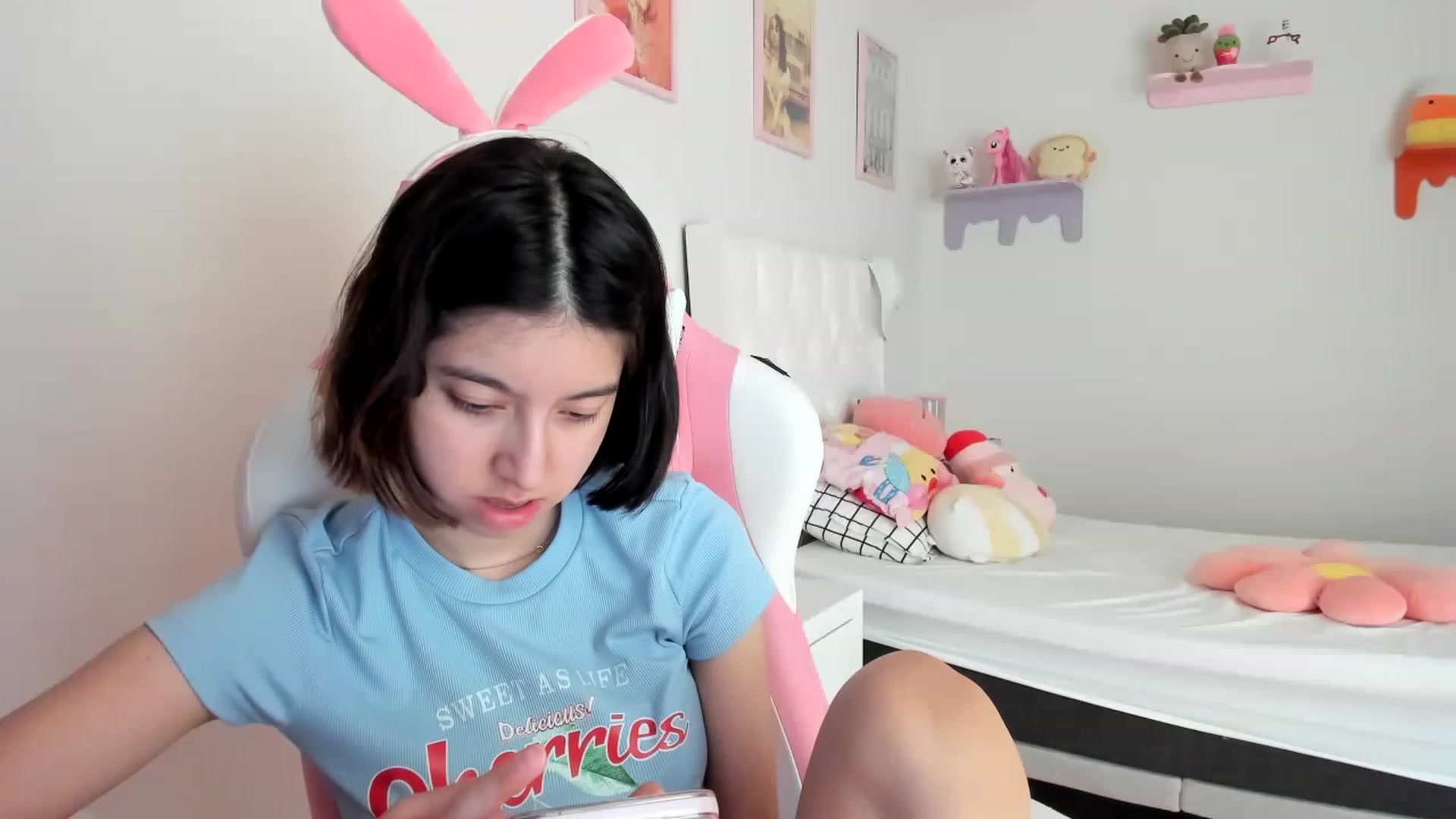 Gallery image thumbnail from Cherrycute666's myfreecams stream on, 05/08/2023, 18:22 image 18 of 20