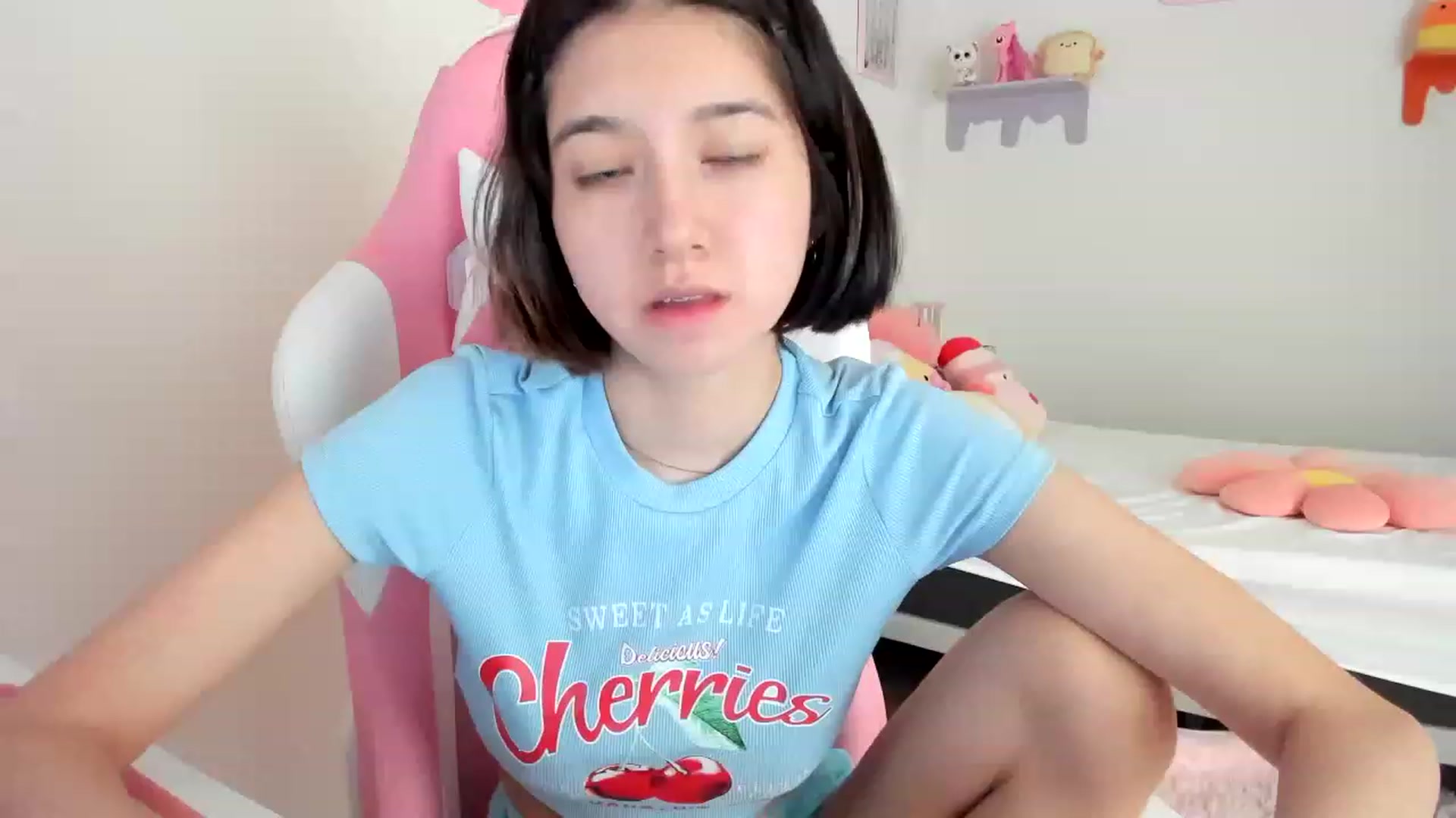 Gallery image thumbnail from Cherrycute666's myfreecams stream on, 05/08/2023, 18:22 image 17 of 20