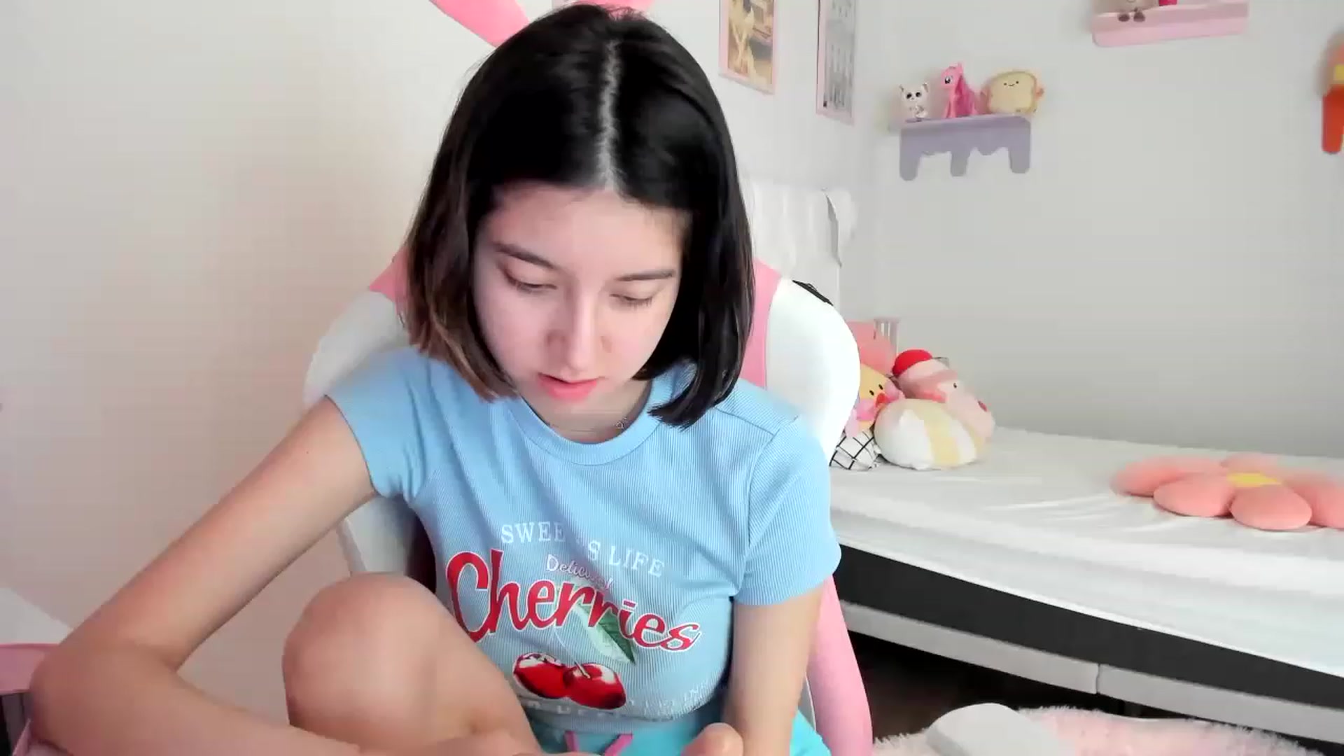 Gallery image thumbnail from Cherrycute666's myfreecams stream on, 05/08/2023, 18:22 image 13 of 20