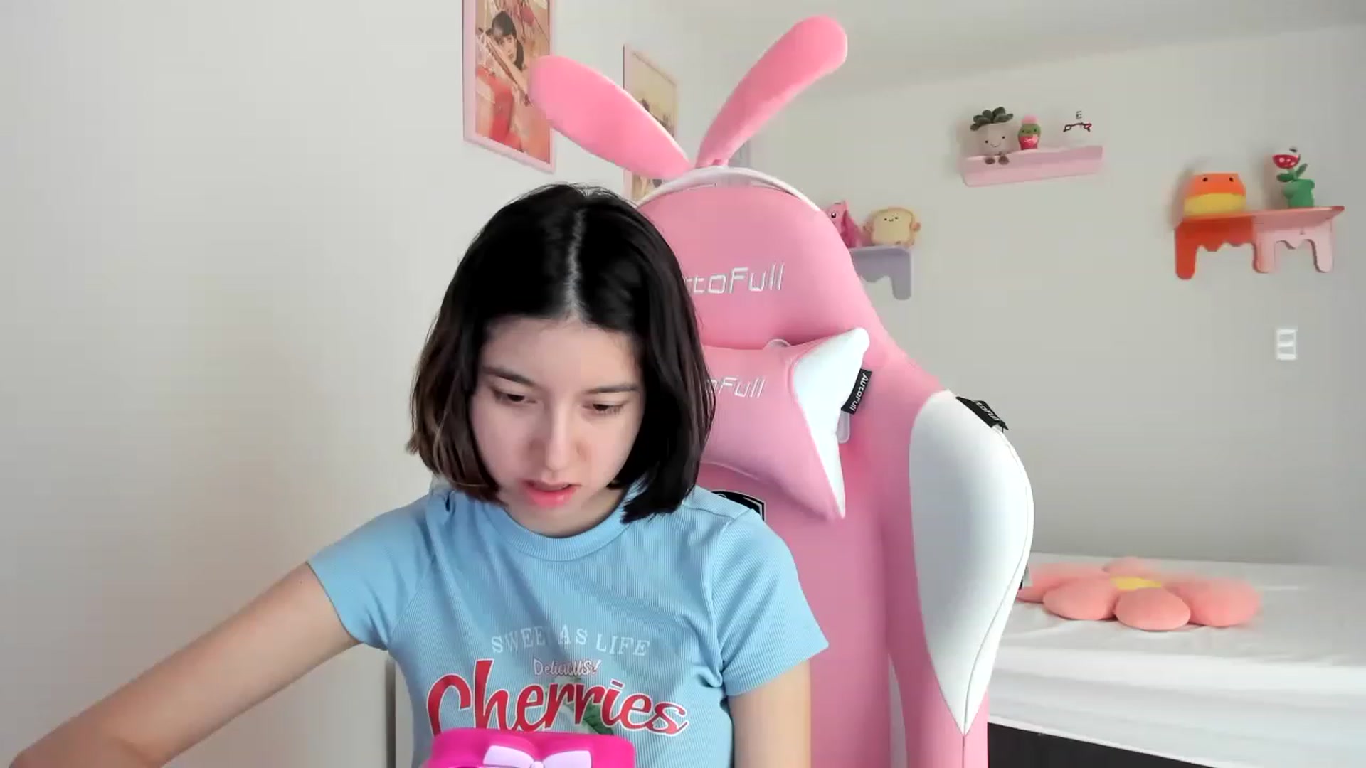 Gallery image thumbnail from Cherrycute666's myfreecams stream on, 05/08/2023, 18:22 image 7 of 20