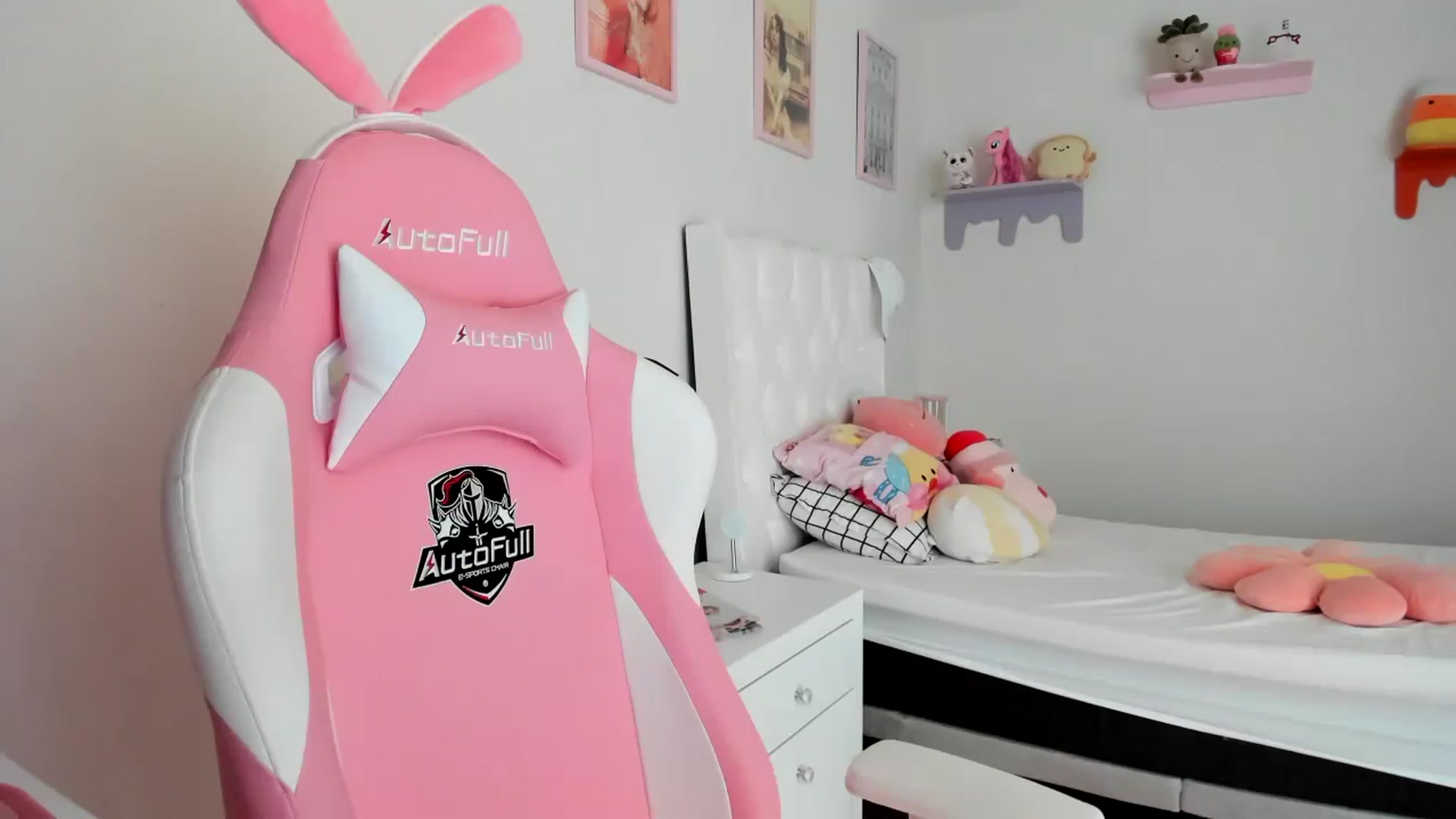 Gallery image thumbnail from Cherrycute666's myfreecams stream on, 05/08/2023, 18:22 image 19 of 20