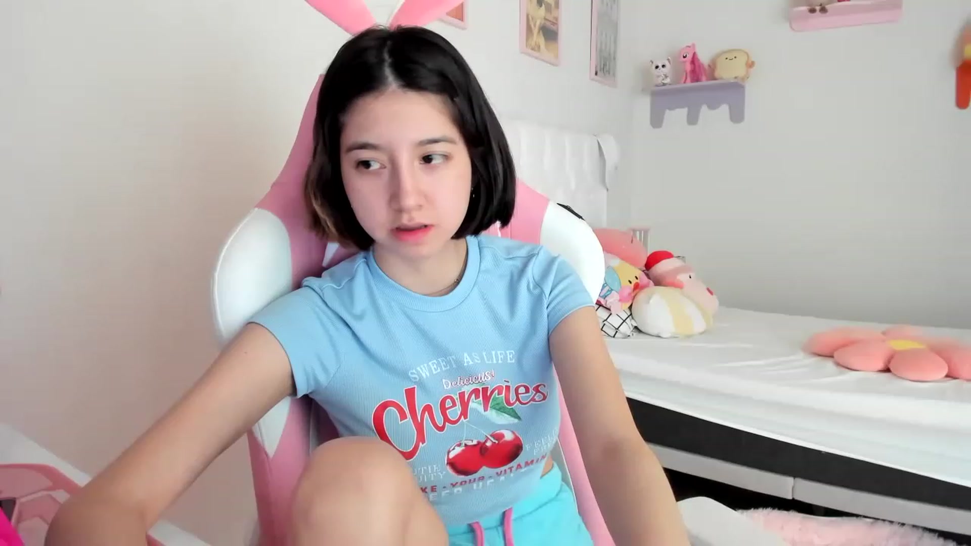 Gallery image thumbnail from Cherrycute666's myfreecams stream on, 05/08/2023, 18:22 image 14 of 20