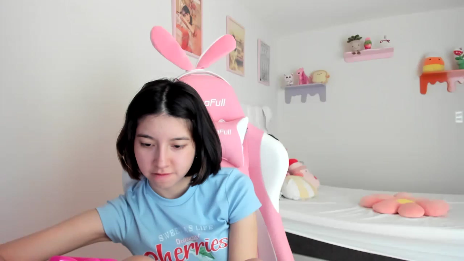 Gallery image thumbnail from Cherrycute666's myfreecams stream on, 05/08/2023, 18:22 image 11 of 20