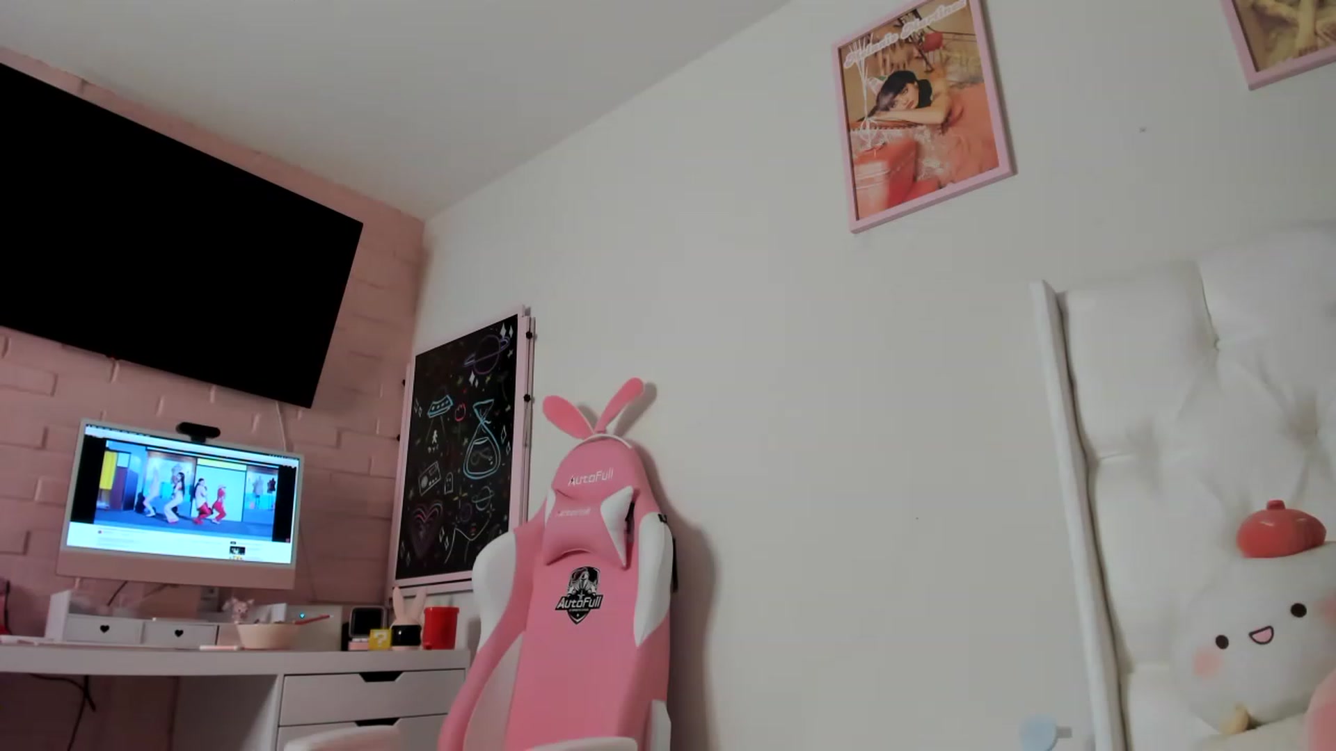 Gallery image thumbnail from Cherrycute666's myfreecams stream on, 05/08/2023, 23:53 image 16 of 20
