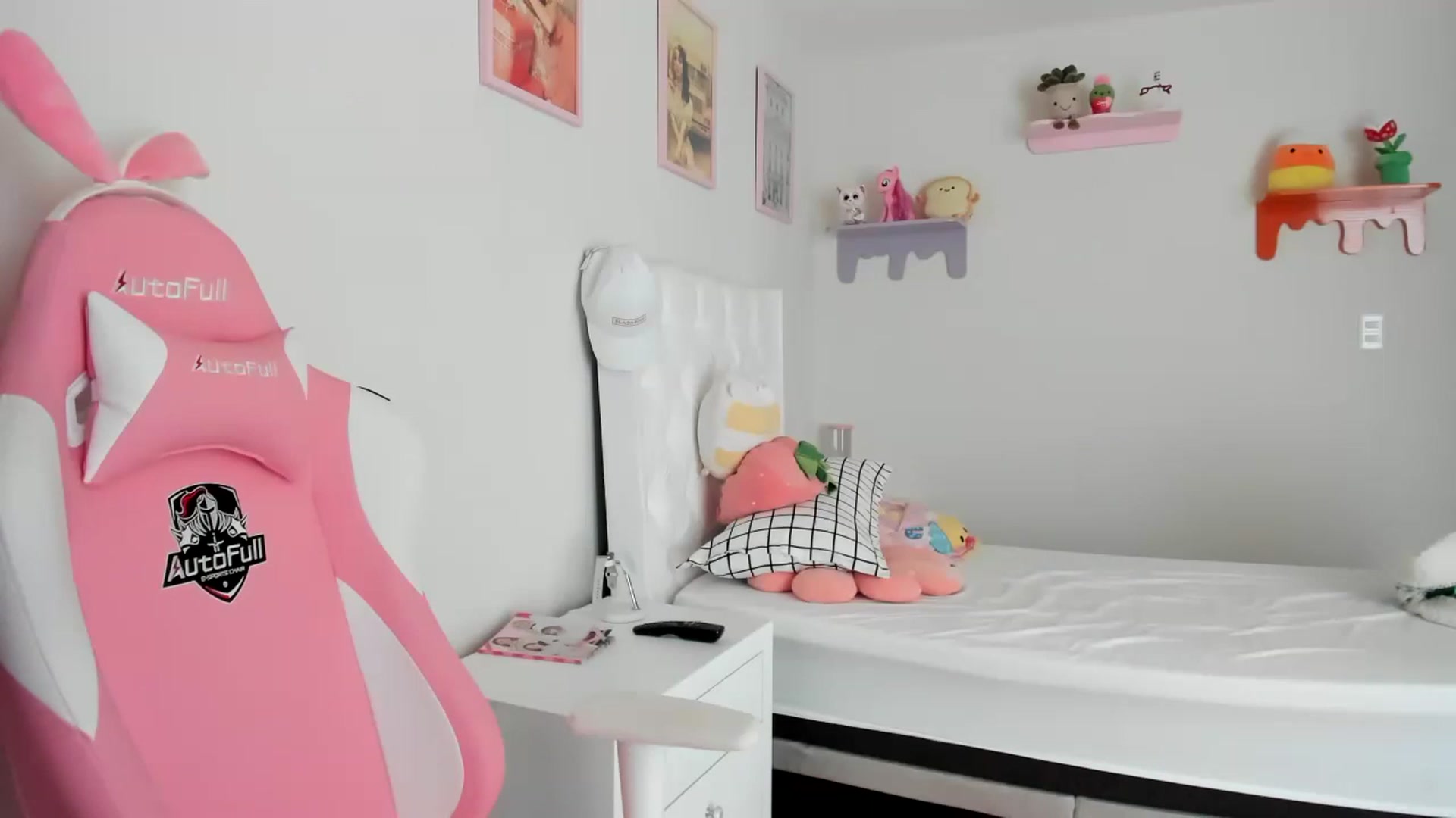 Gallery image thumbnail from Cherrycute666's myfreecams stream on, 05/11/2023, 19:29 image 4 of 20